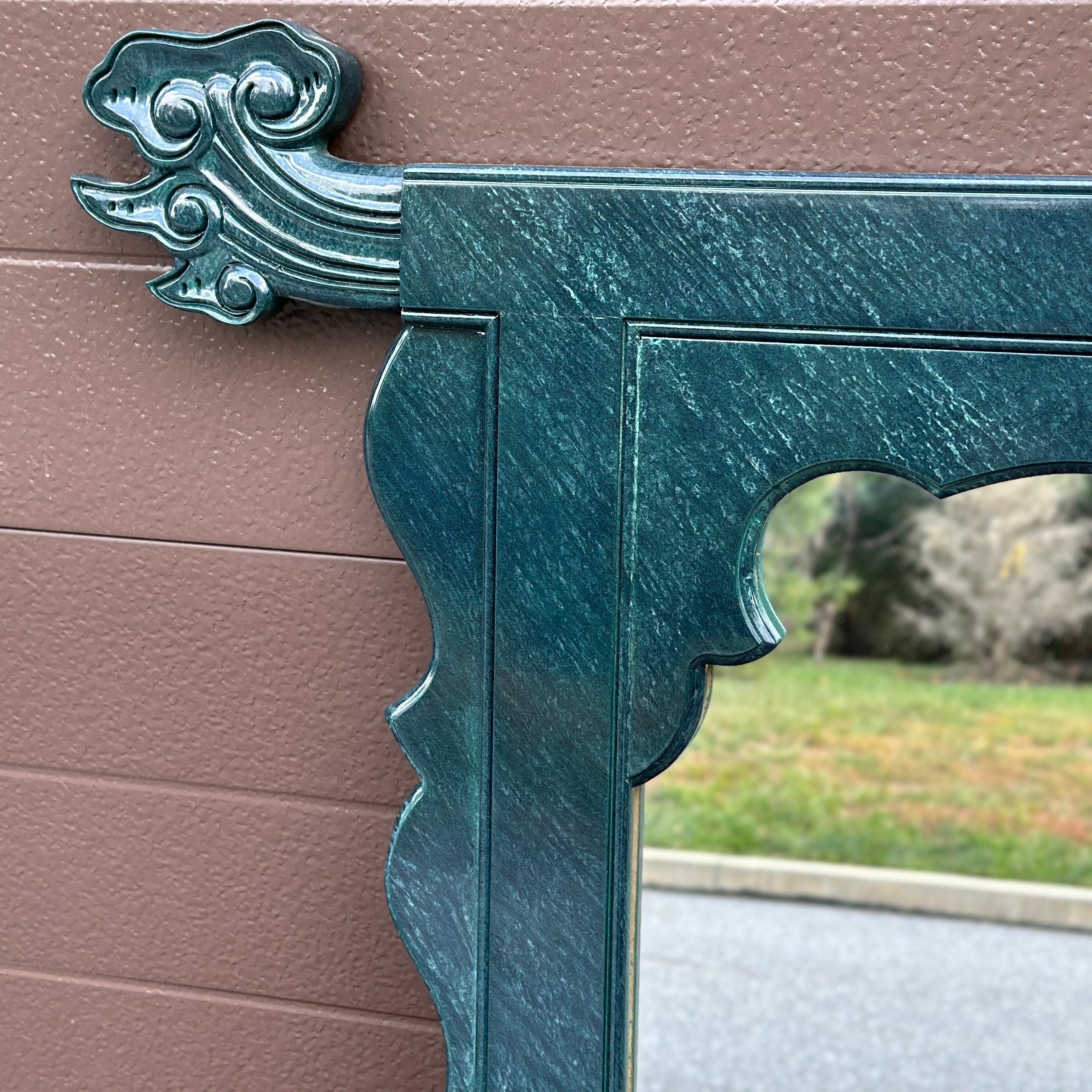 Americano Grande specchio d'epoca intagliato in stile cinese con lacca verde finta malachite in vendita