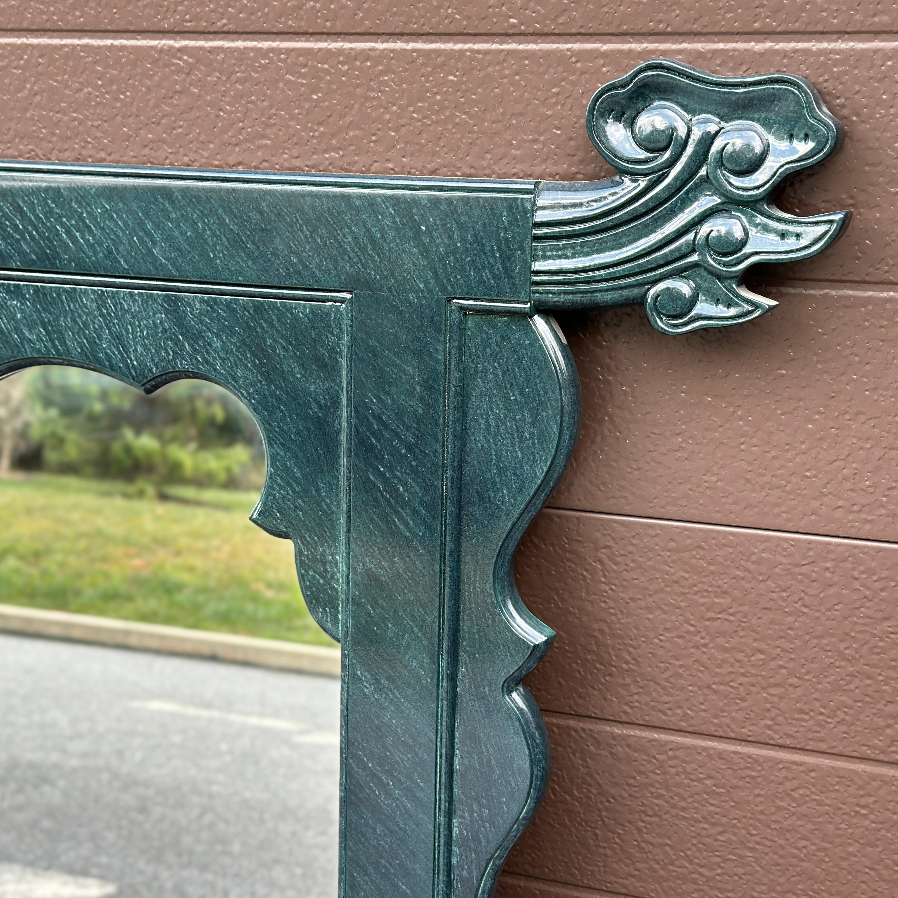 Grande specchio d'epoca intagliato in stile cinese con lacca verde finta malachite In condizioni buone in vendita a West Chester, PA
