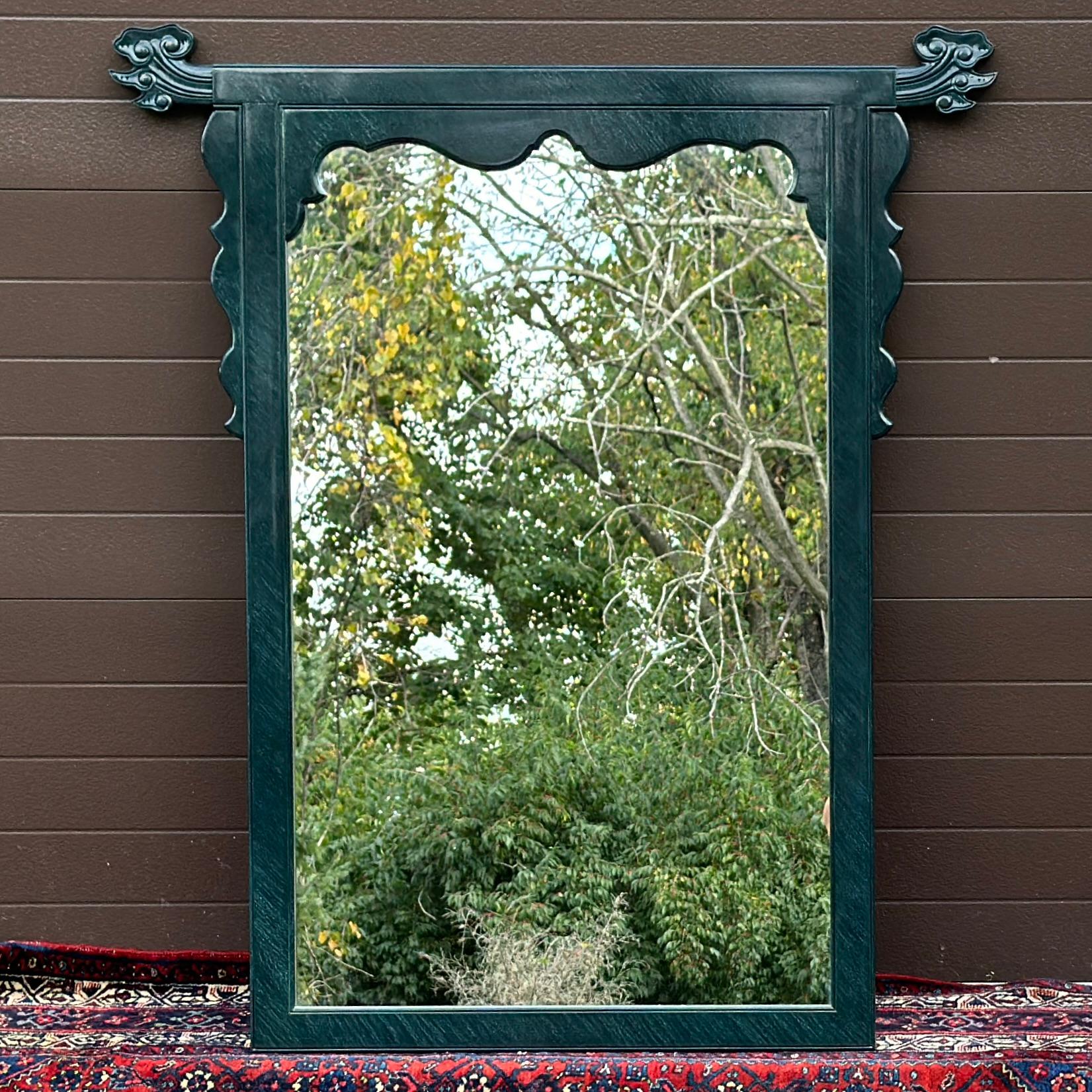 Legno Grande specchio d'epoca intagliato in stile cinese con lacca verde finta malachite in vendita