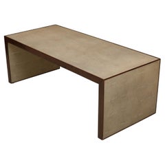 Grande table basse vintage en faux galuchat avec détails en bois