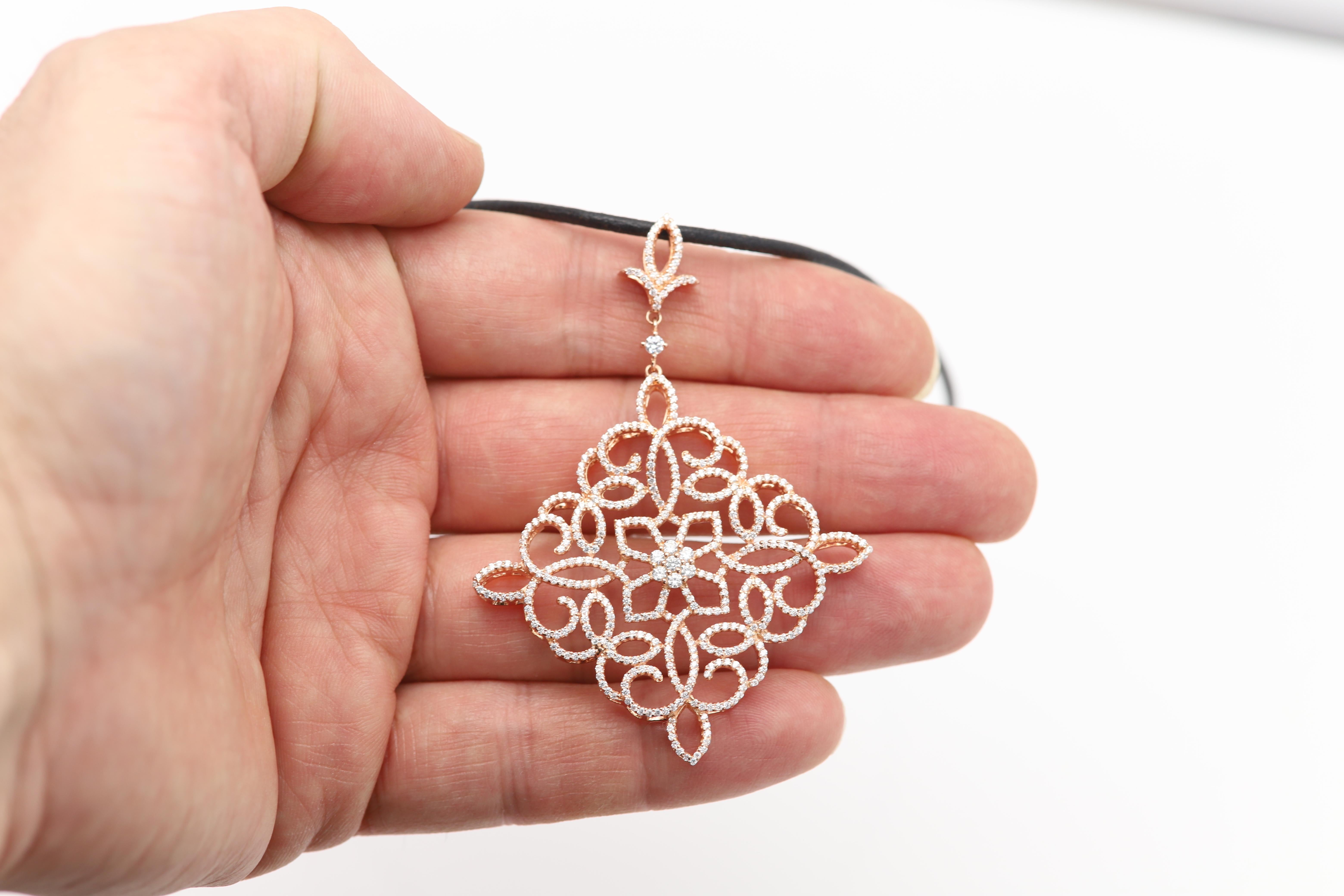 Ciondolo a forma di rosa grande con design in filigrana
Brilliante colore delle pietre bianche
Look grande e audace
Argento Sterling 925 e pietre di cz circa 13,20 grammi
Dimensioni: 1,5' x 1,5' pollici (35mm_)
Placcato in oro rosa
+Confezione