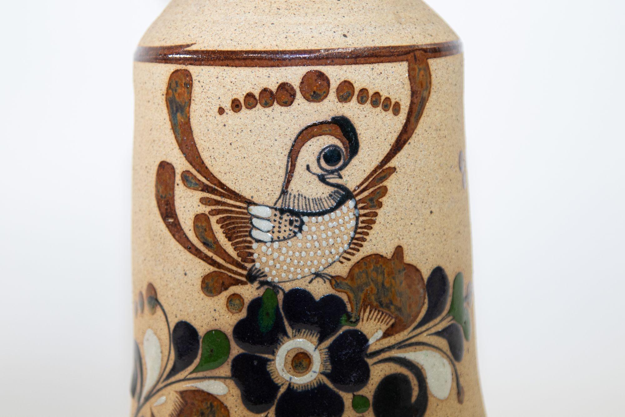 Grand vase en poterie de grès Tonala de style Folk Art, années 1960.
Grand vase en poterie de grès Folk Art Tonala avec oiseau et fleurs signé.
Vintage grand vase en grès texturé et peint à la main avec un oiseau abstrait et une décoration florale
