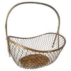 Grande cesto vintage francese intrecciato in filo di ottone, risalente agli anni ’30 circa.