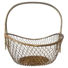 Grande cesto vintage francese intrecciato in filo di ottone, risalente agli anni ’30 circa.