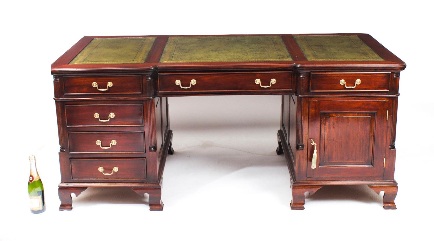 Vintage Large Georgian Style Flame Mahogany Partners Pedestal Desk, 20th Century 14