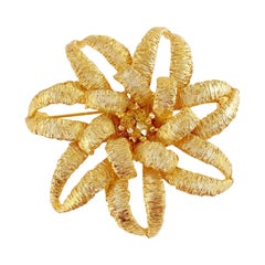 Grande broche figurative de fleurs tridimensionnelles texturée et dorée, années 1960