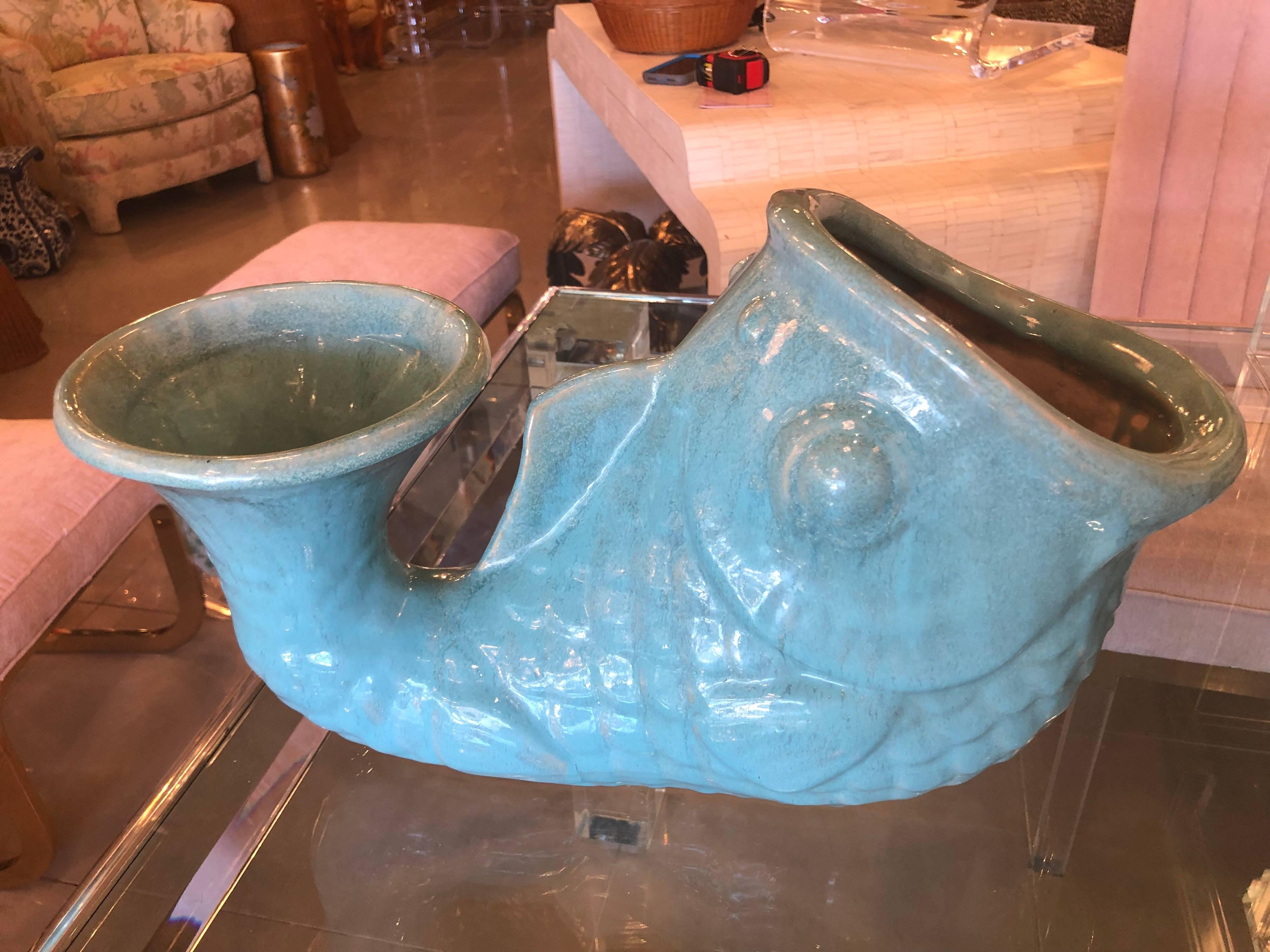 Fin du 20e siècle Grand vase vintage émaillé vert poisson jardinière de Palm Beach en vente