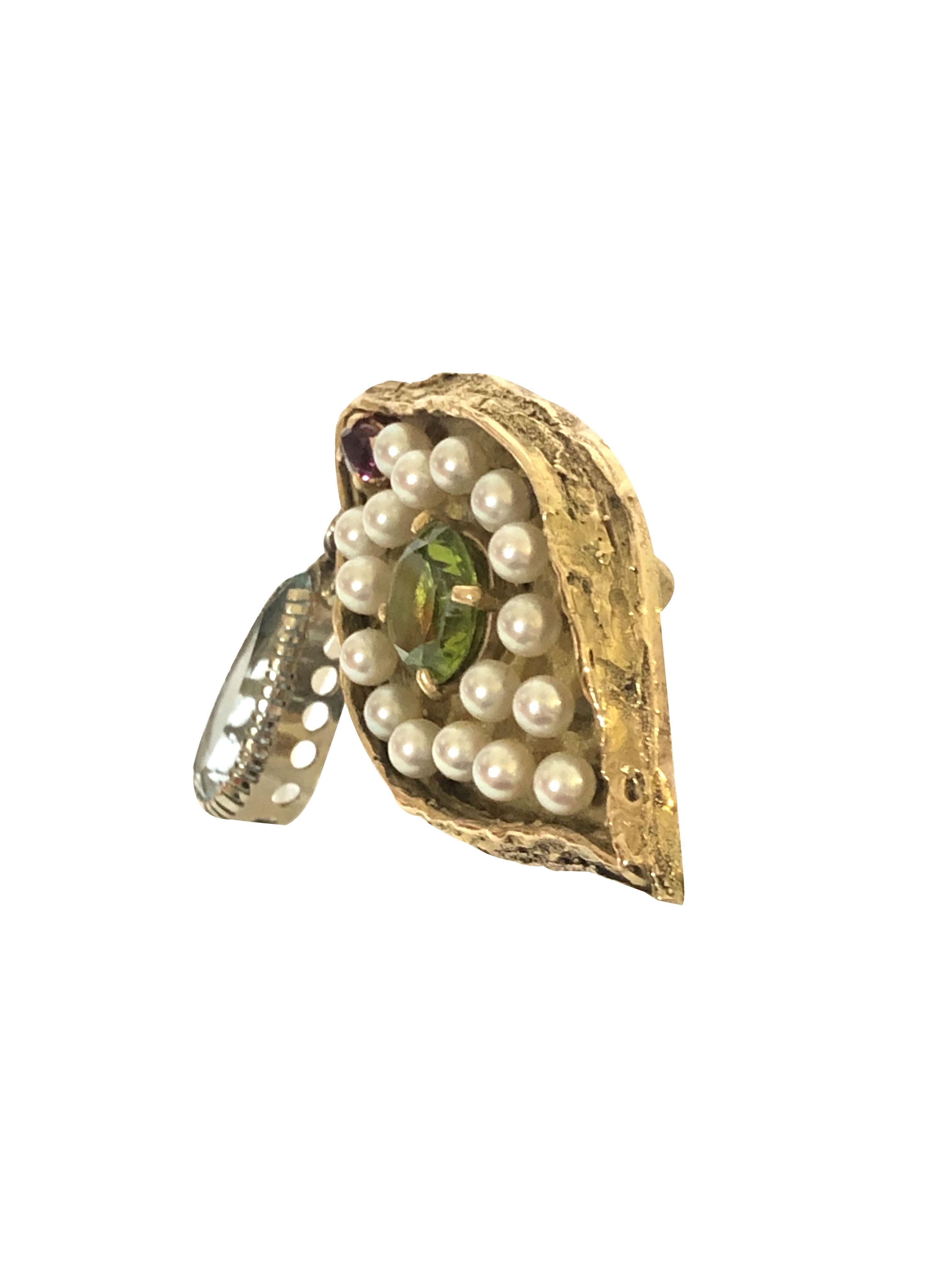 Circa 1970s Necklace Pendant in the Manner of Salvador Dali, this handmade piece measures 2 inches in length X 1 1/8 inch. Brilliantly made in hand formed and textured 14K Yellow Gold, centrally set with a Round Gem color Peridot of approximately 4