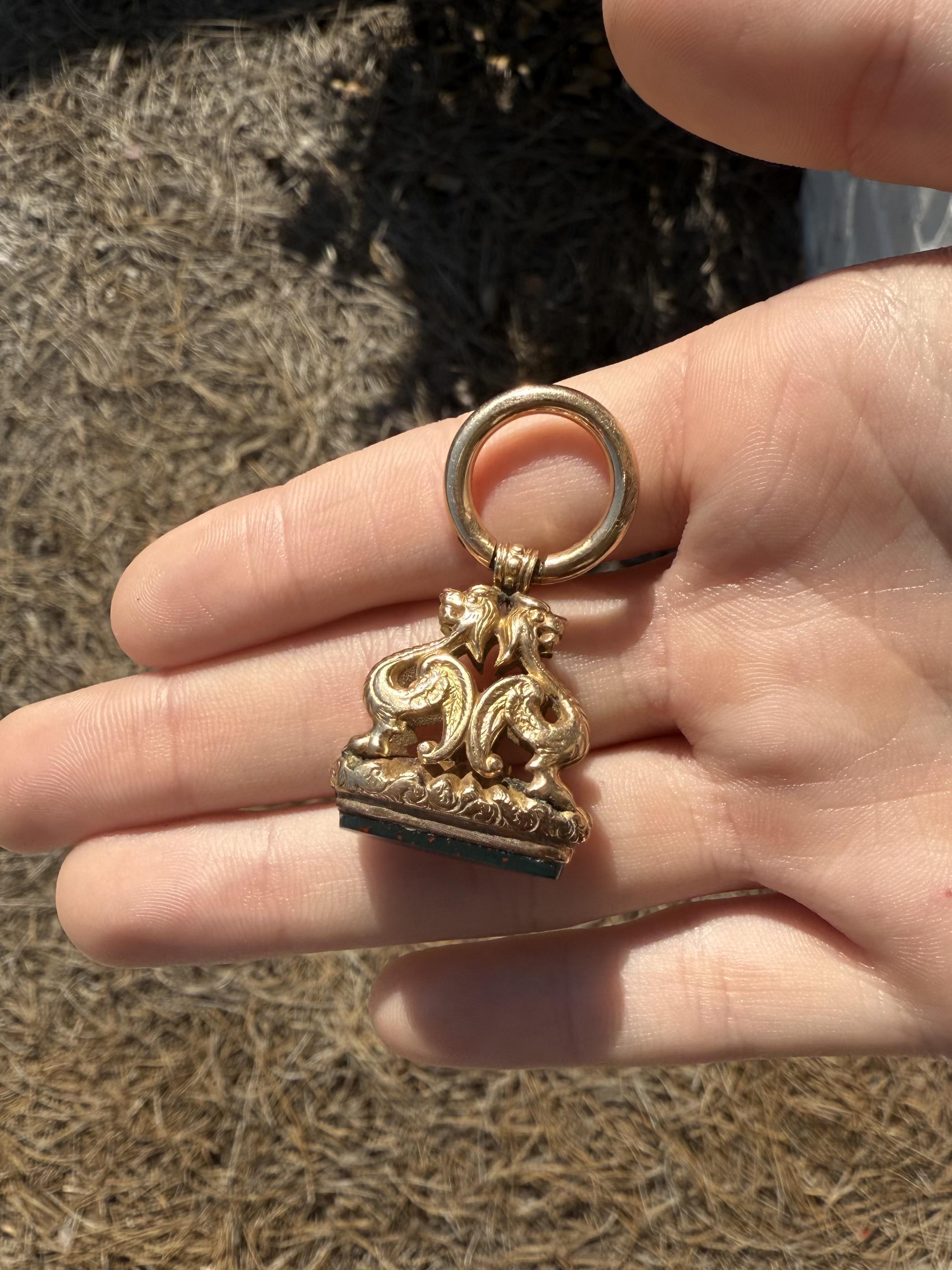 Wir lieben diesen großen Uhrenanhänger!!
An einer langen antiken Kette würde sie umwerfend aussehen!

Anhänger Details
MATERIAL: 14K Rose Gold
Epoche: Viktorianisch 1840 - 1900
Breite: 7/8 Zoll
Höhe: 1 1/2 Zoll
Tiefe: 1/2 Zoll
Gewicht: 7,4