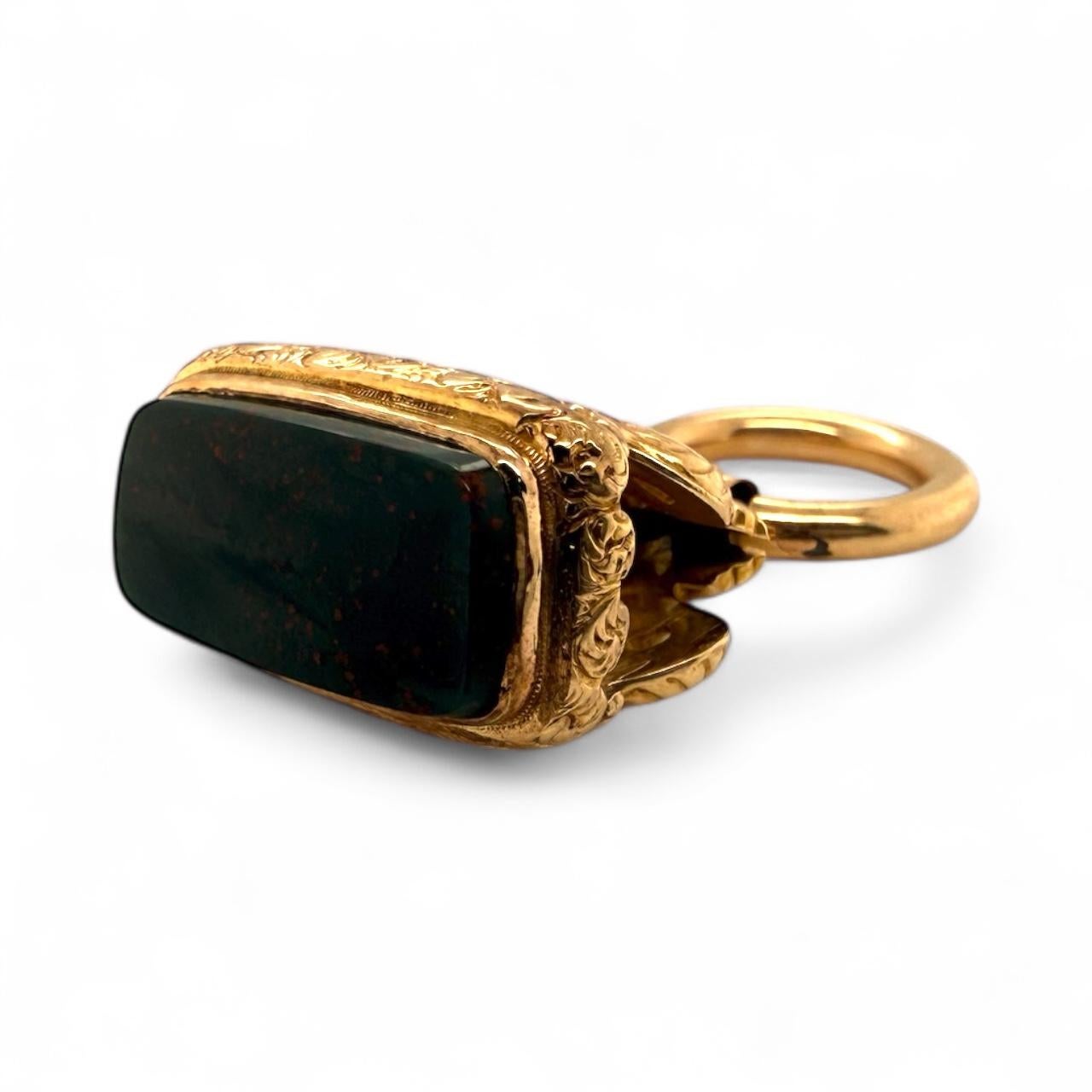 Vintage Large Griffin Bloodstone Watch Fob Anhänger 14K Rose Gold Damen im Angebot