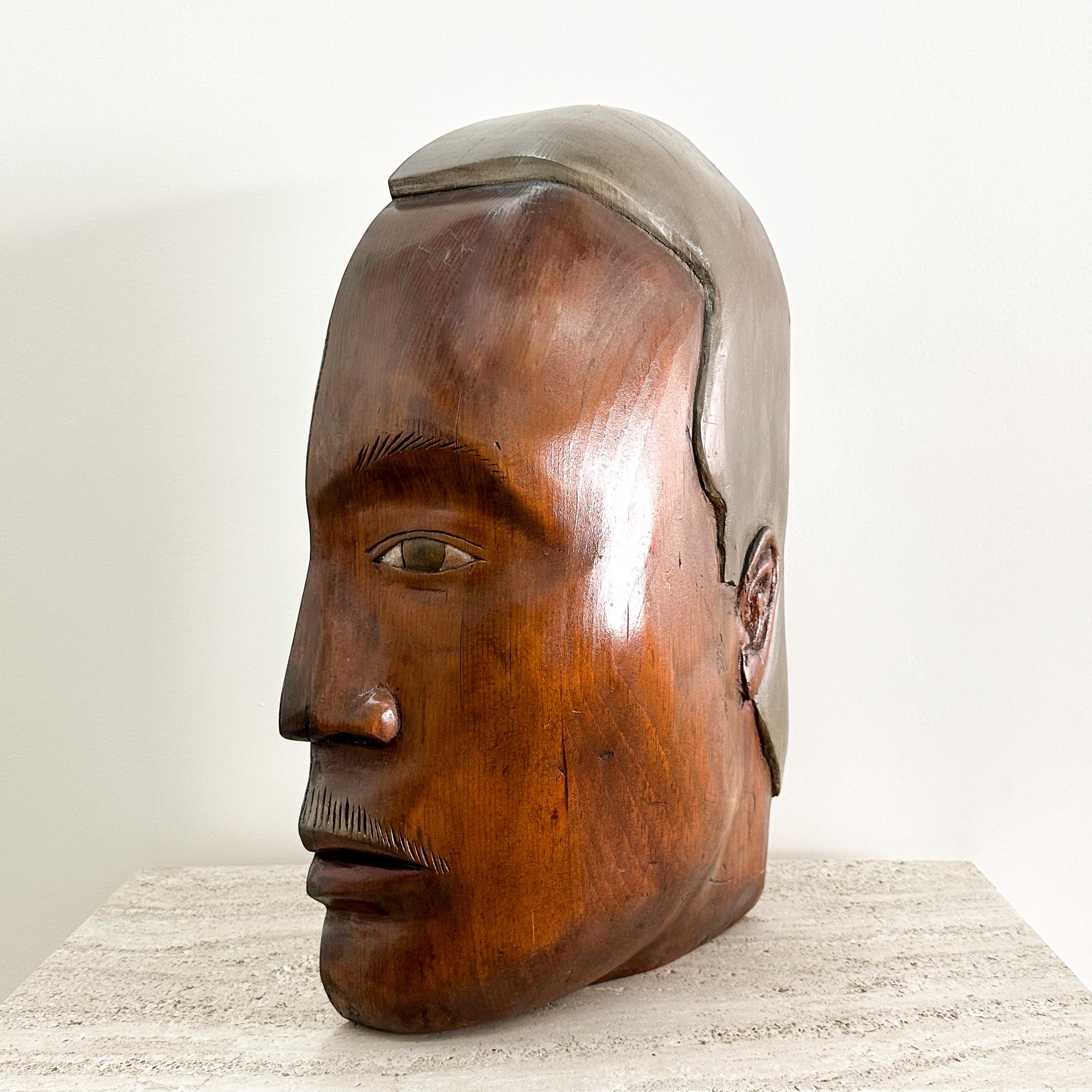 Gran escultura vintage de busto masculino de madera tallada a mano.

Esta escultura de madera está bellamente tallada y es de uso versátil. Puedes colgarlo en la pared, exponerlo sobre una mesa o incluso utilizarlo como sujetalibros grande. La firma