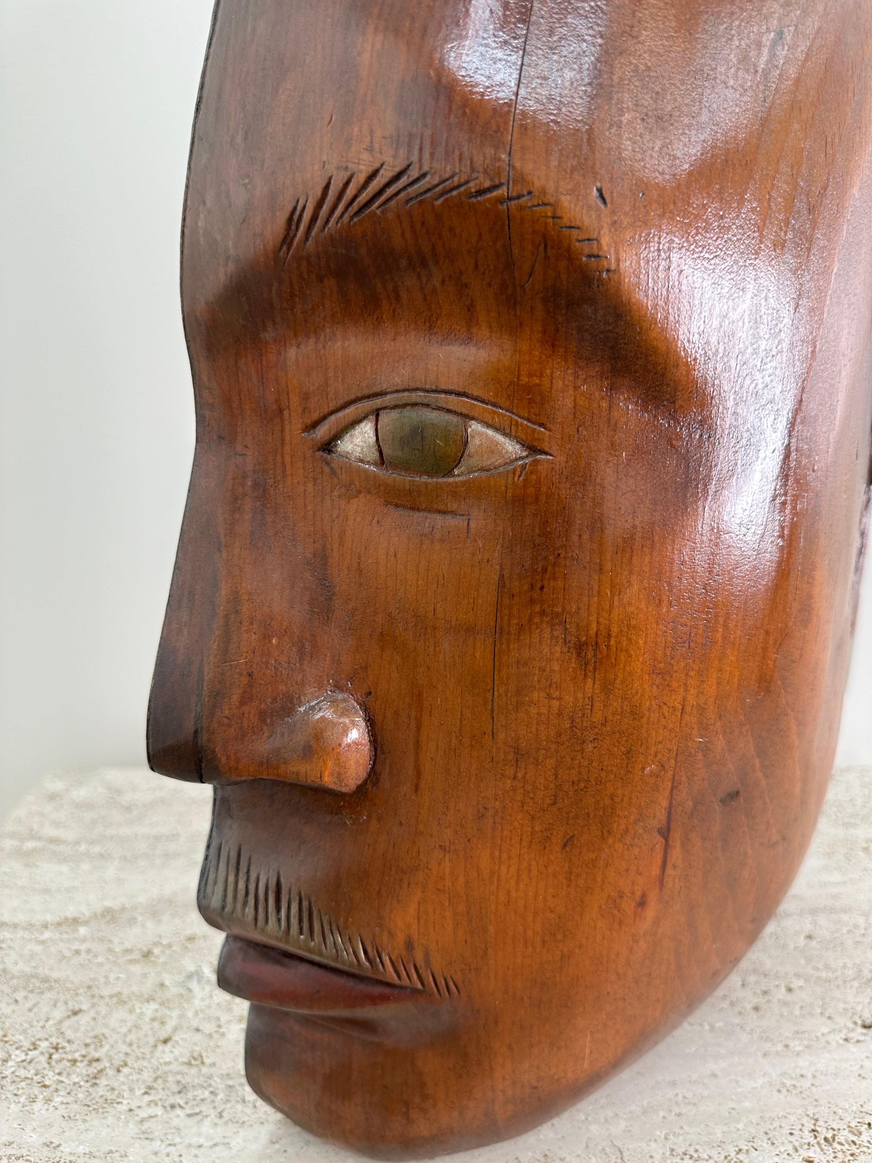 Gran busto masculino vintage de madera tallado a mano Escultura de pared Siglo XXI y contemporáneo en venta