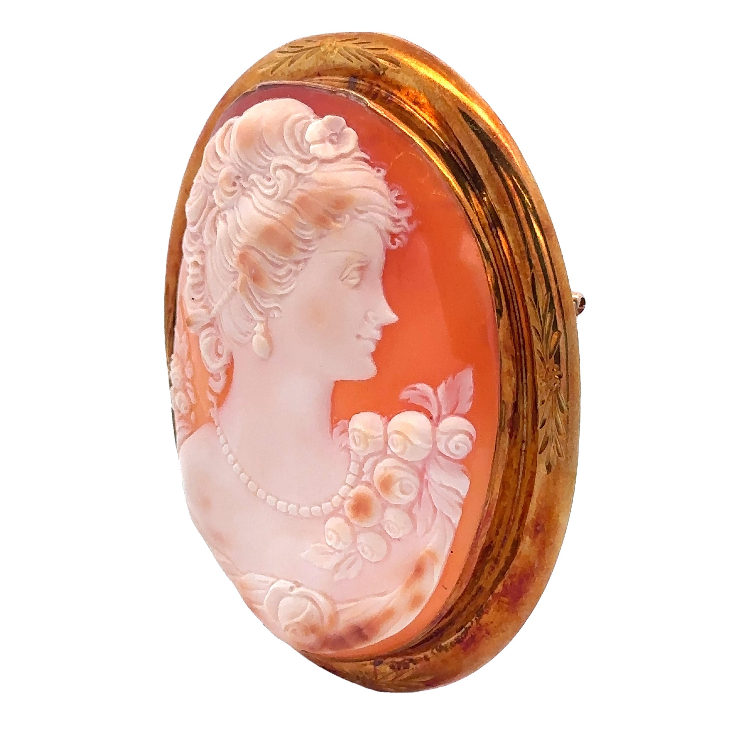 Vintage Large Hand Engraved 18k Yellow Gold Carved Shell Cameo Brooch/ Pendant In Excellent Condition For Sale In Montclair, NJ