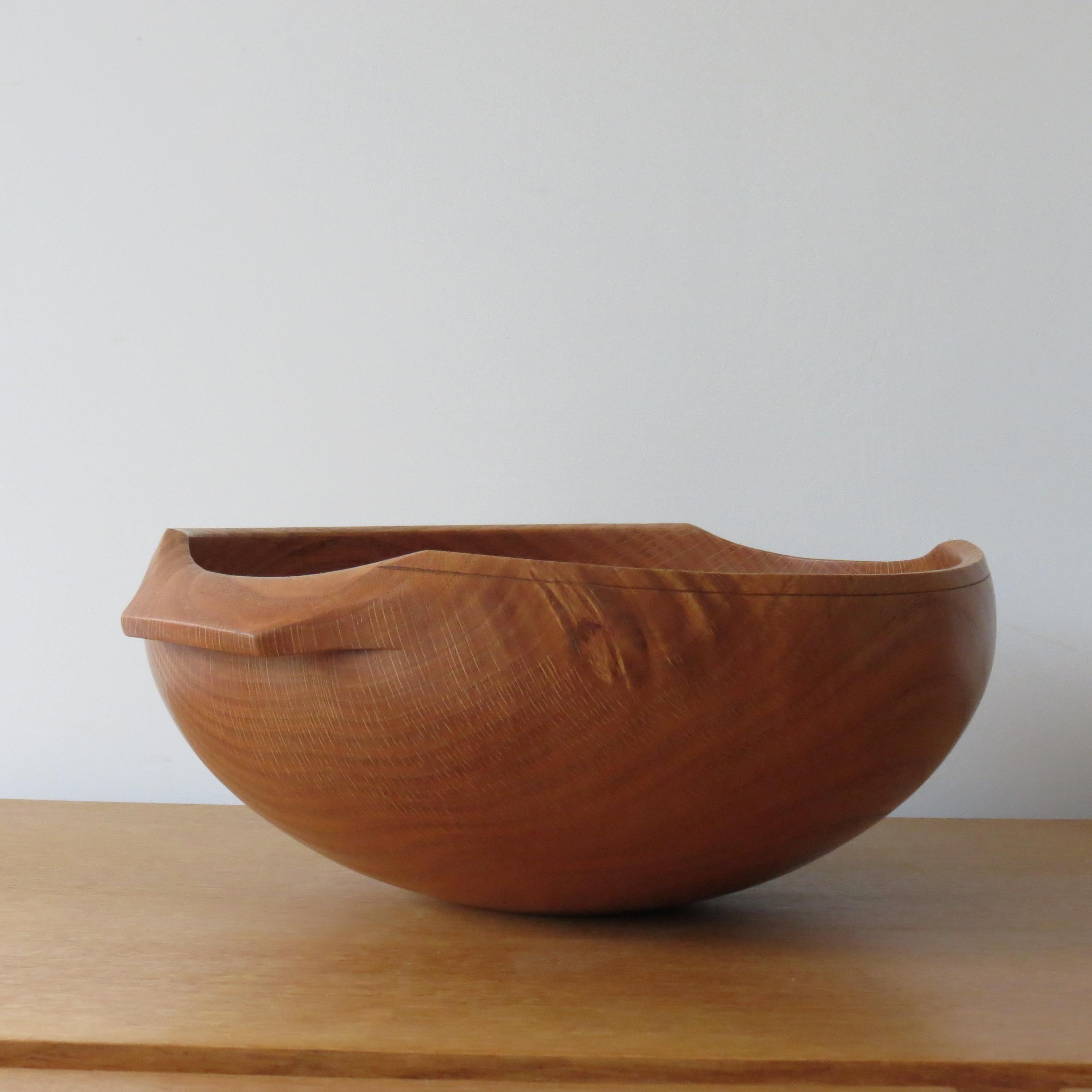 A large vintage wooden bowl, made from solid oak with sculptural handle details.

Very well hand turned with wonderful grain, good over all condition.

ST1318.
