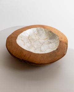 Grande ciotola artigianale in legno con intarsio di madreperla, 1960