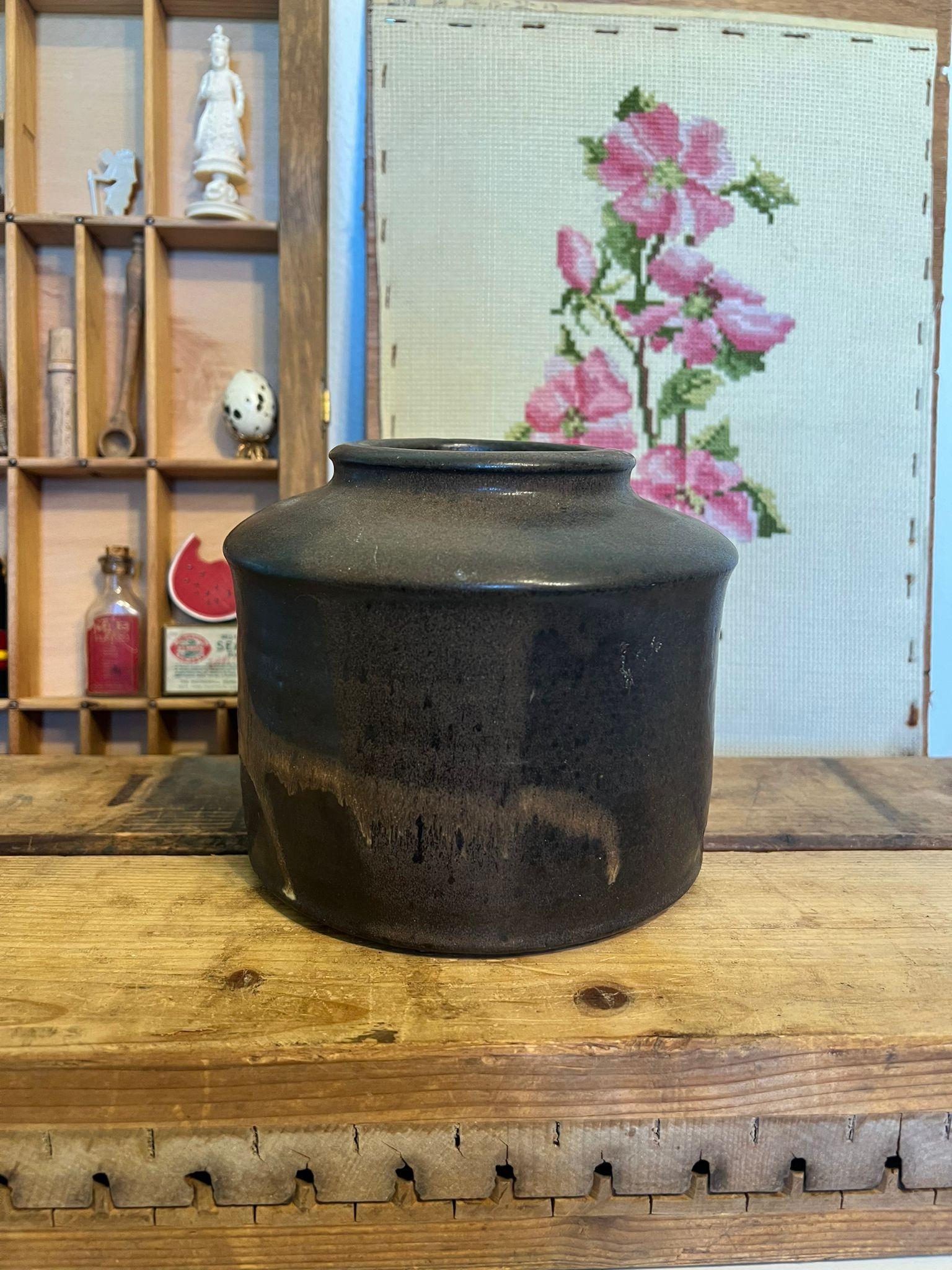 Grande base in porcellana vintage MCM marrone. Realizzato a mano. Vintage Condit come da foto. L'inserzione si riferisce solo all'articolo descritto.

Dimensioni. 6 