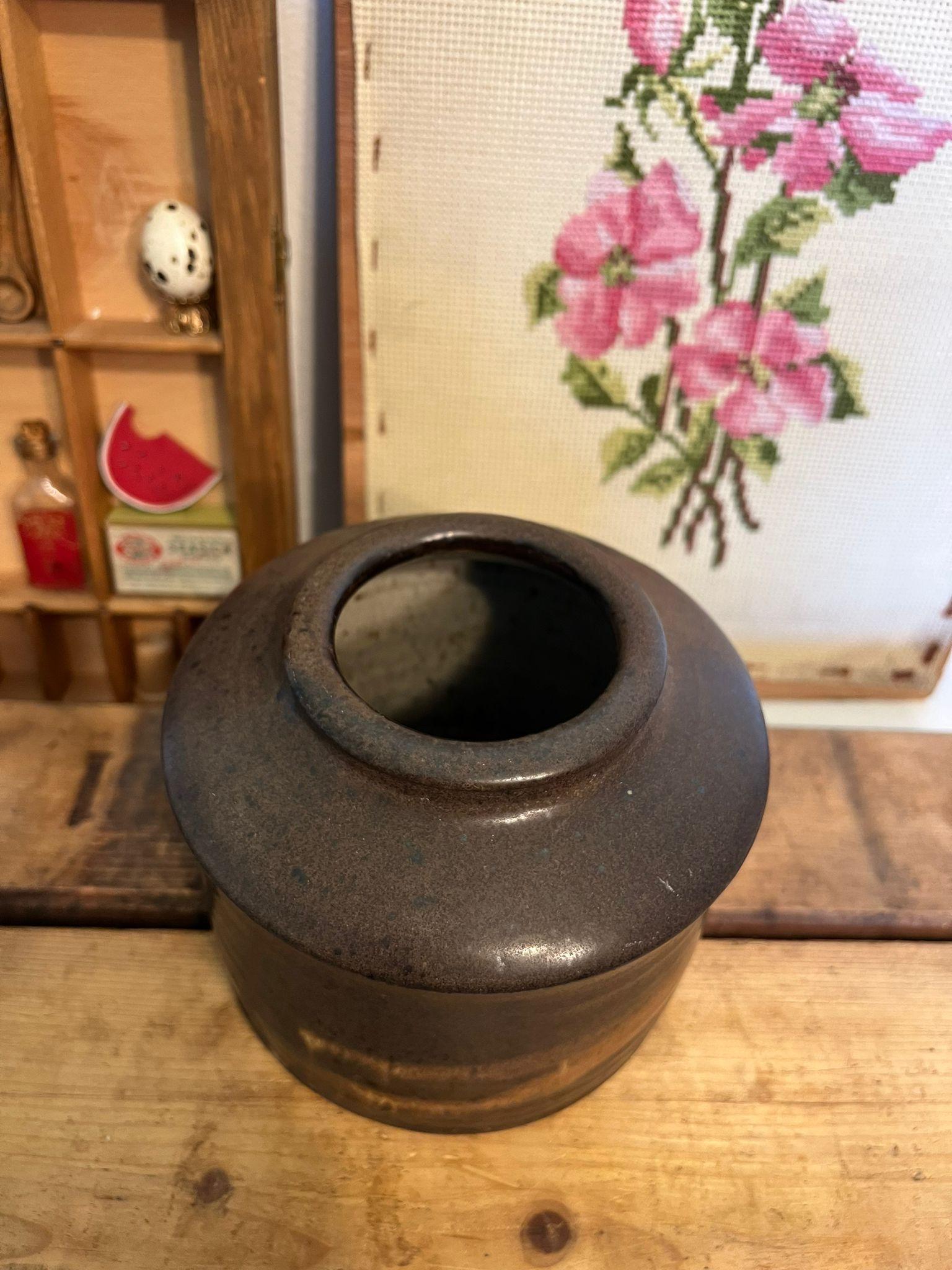 Vaso grande d'epoca fatto a mano in porcellana della metà del secolo scorso In condizioni buone in vendita a Seattle, WA