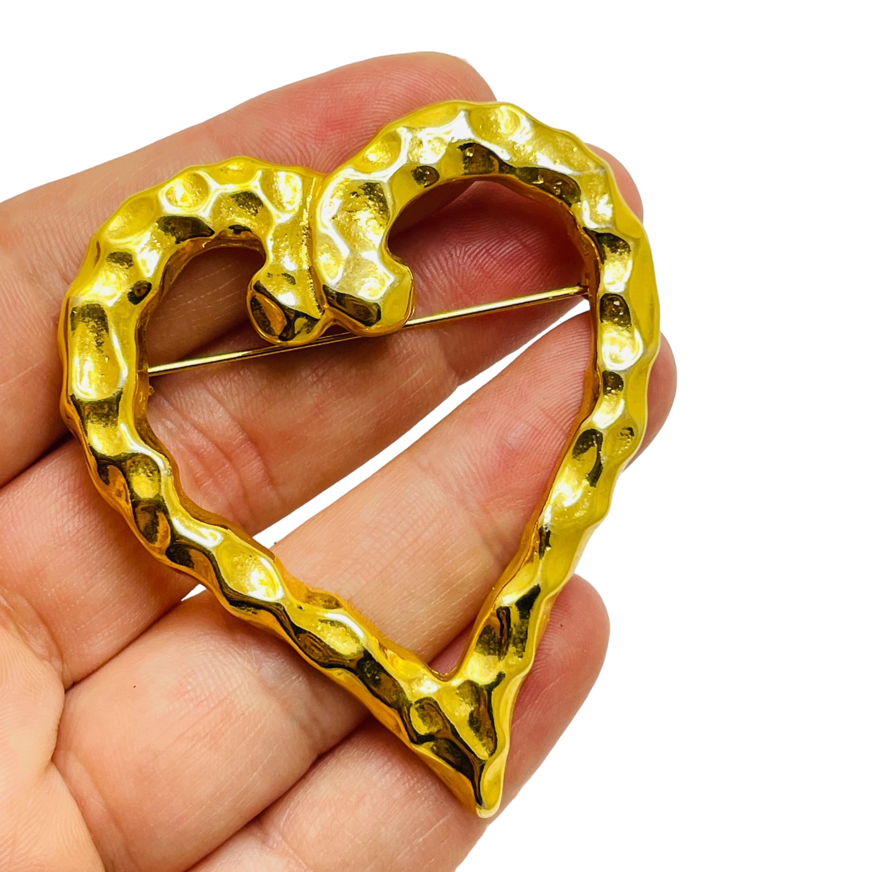 De las mujeres Broche de diseño vintage de gran corazón en tono dorado en venta