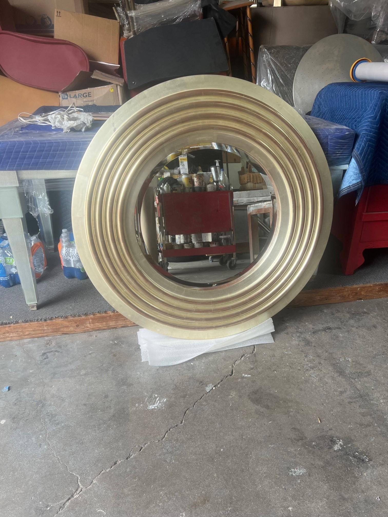 Sculpté Vintage - Grand miroir mural rond à cannelures lourdes, finition or blanc patiné en vente