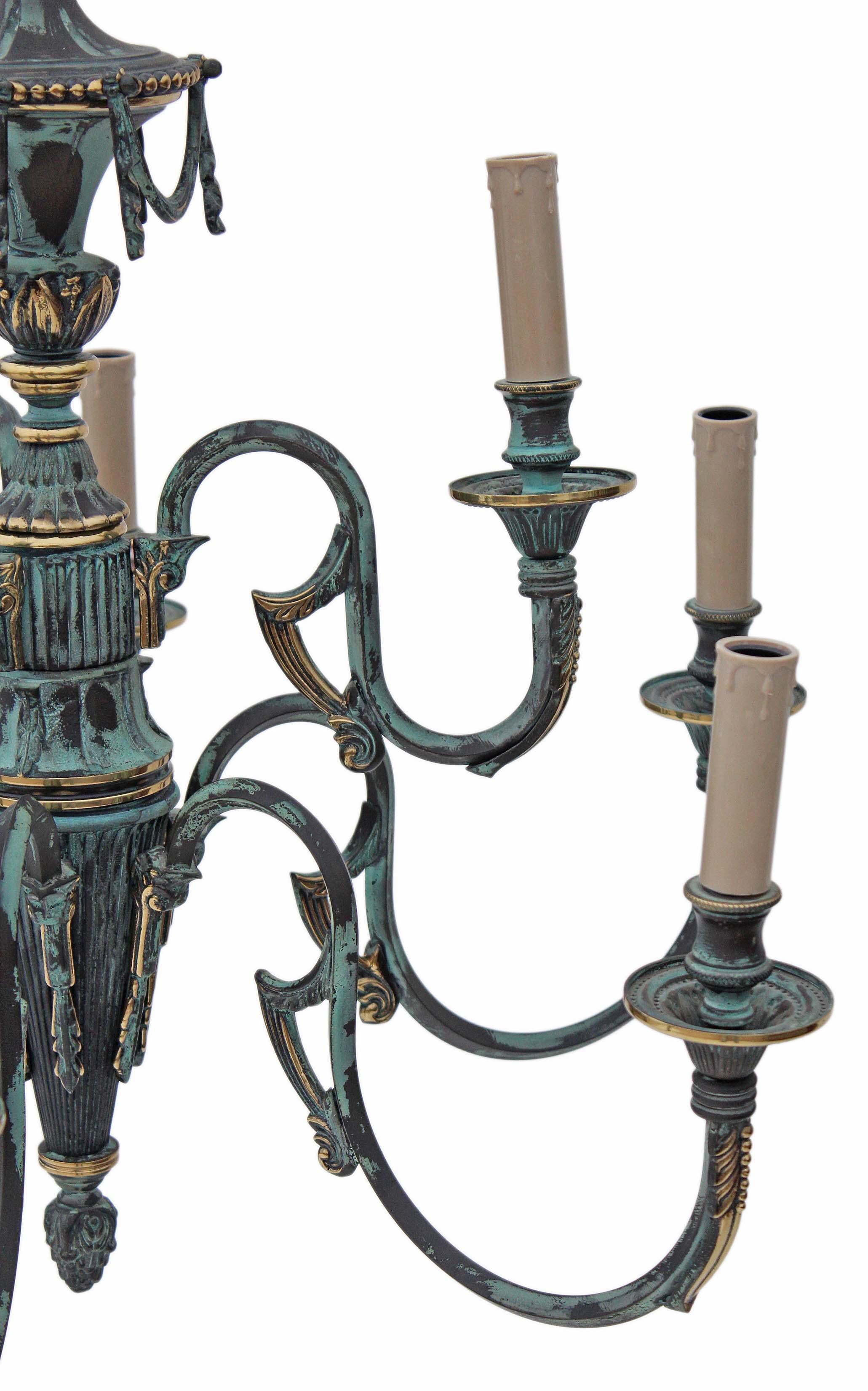 Métal Grand lustre gothique vintage à 9 lampes en laiton et bronze en vente