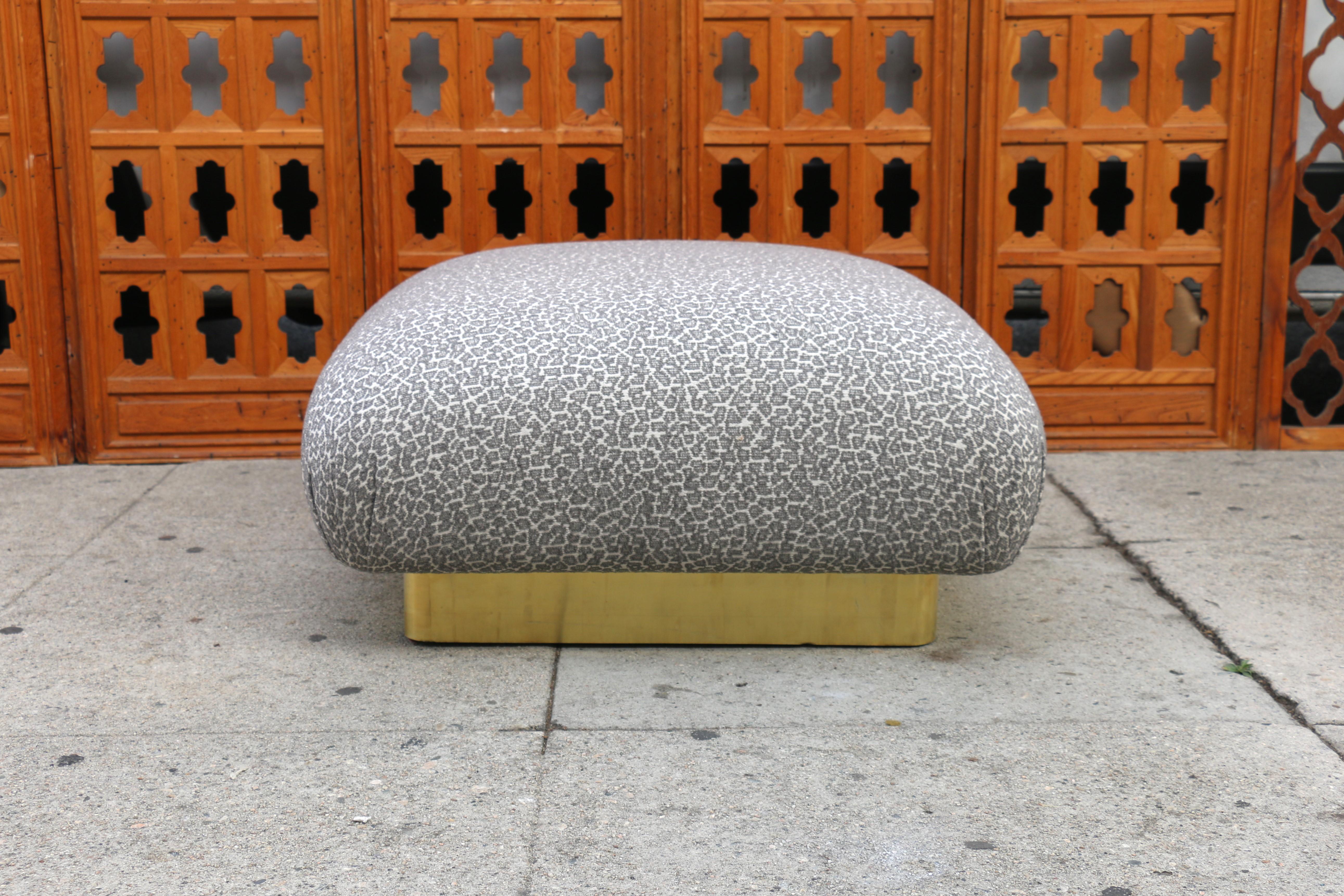 Großer Hollywood Regency-Hocker/Ottoman im Vintage-Stil (Moderne der Mitte des Jahrhunderts) im Angebot