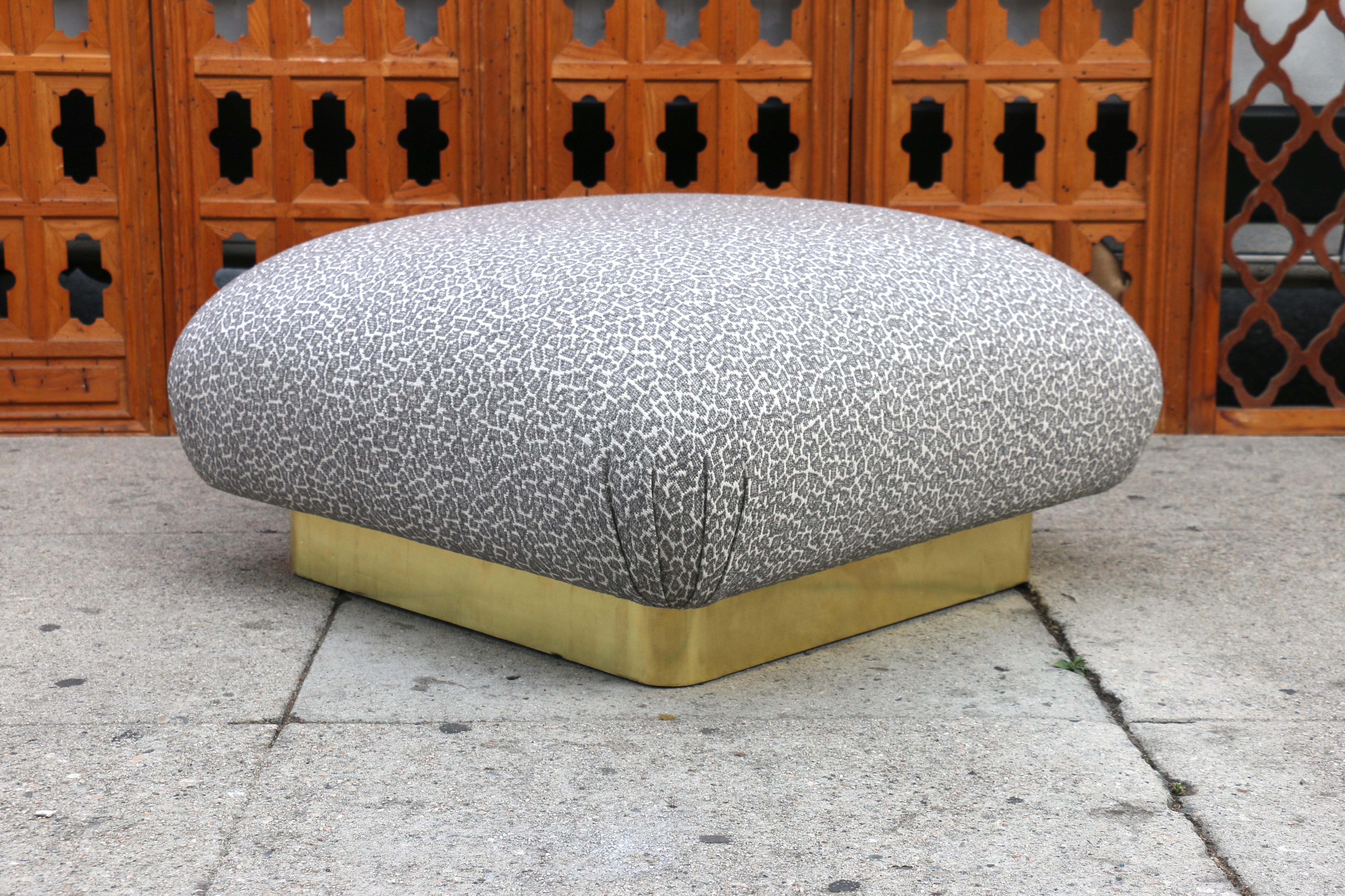 Großer Hollywood Regency-Hocker/Ottoman im Vintage-Stil (amerikanisch) im Angebot
