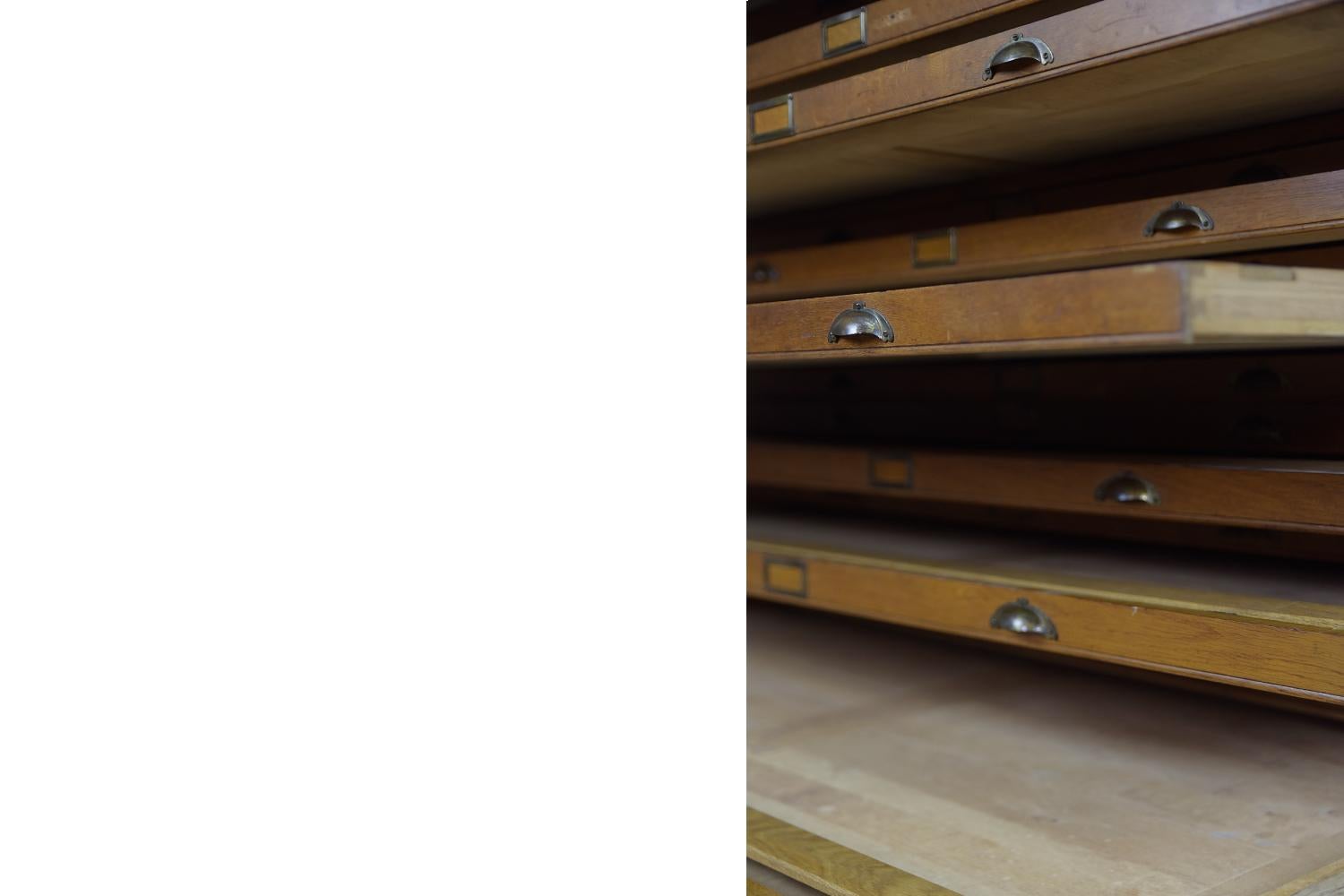 Grand meuble de rangement de documents industriel vintage en chêne avec plusieurs tiroirs, années 1930 en vente 8