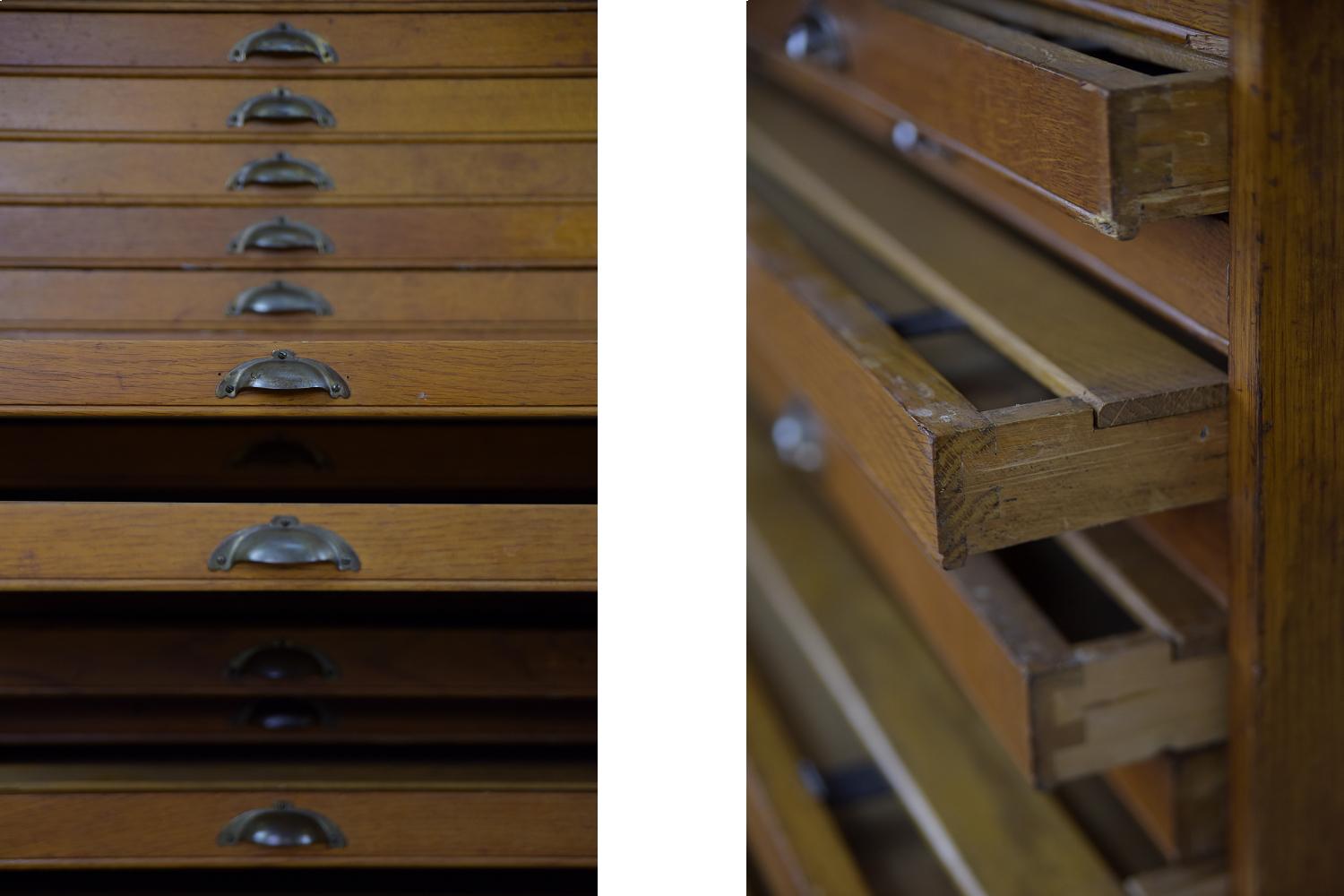 Laiton Grand meuble de rangement de documents industriel vintage en chêne avec plusieurs tiroirs, années 1930 en vente