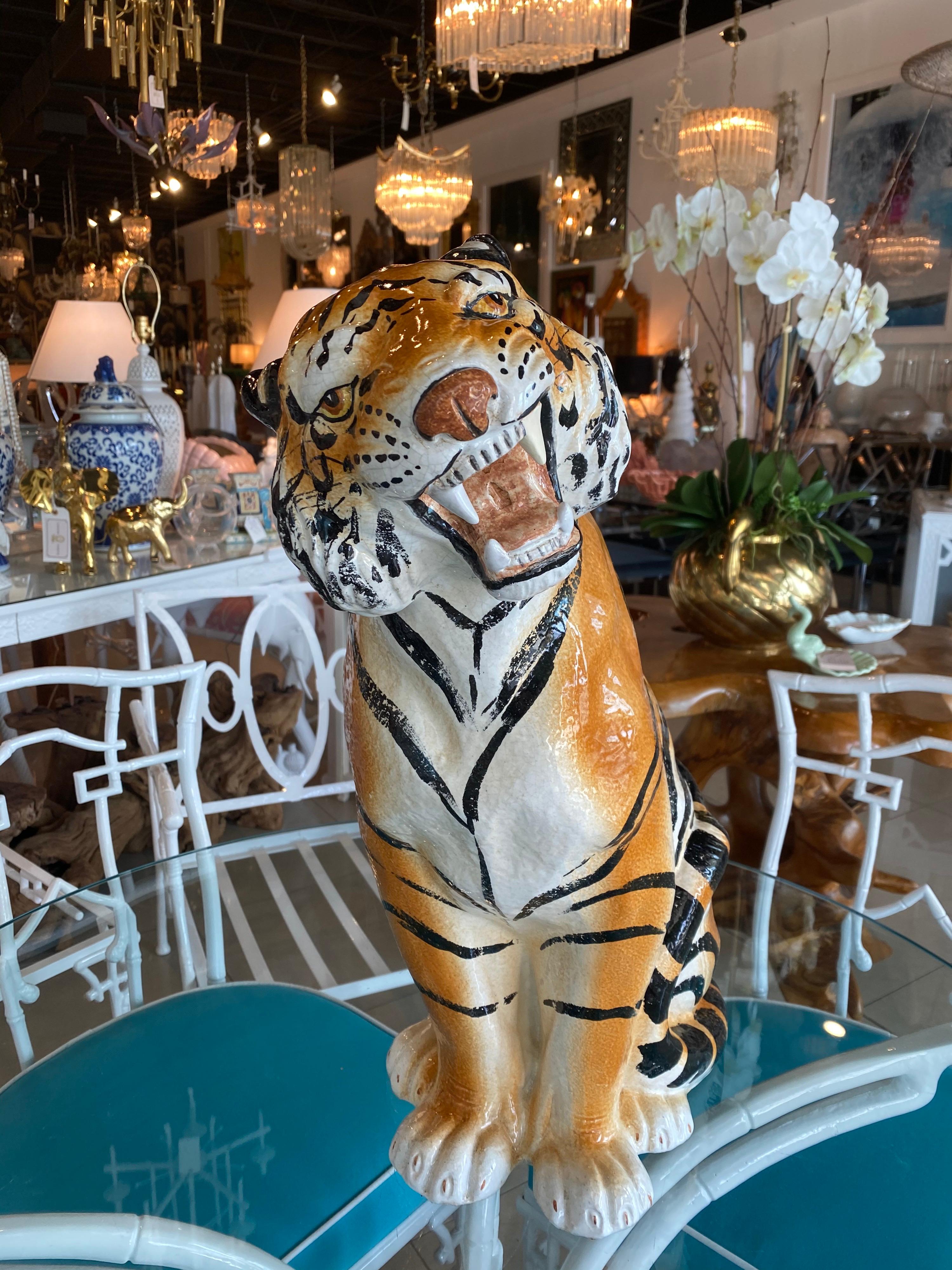 Schöne große italienische Tigerstatue im Vintage-Stil. Handbemalte Keramik. Keine Chips oder Brüche.