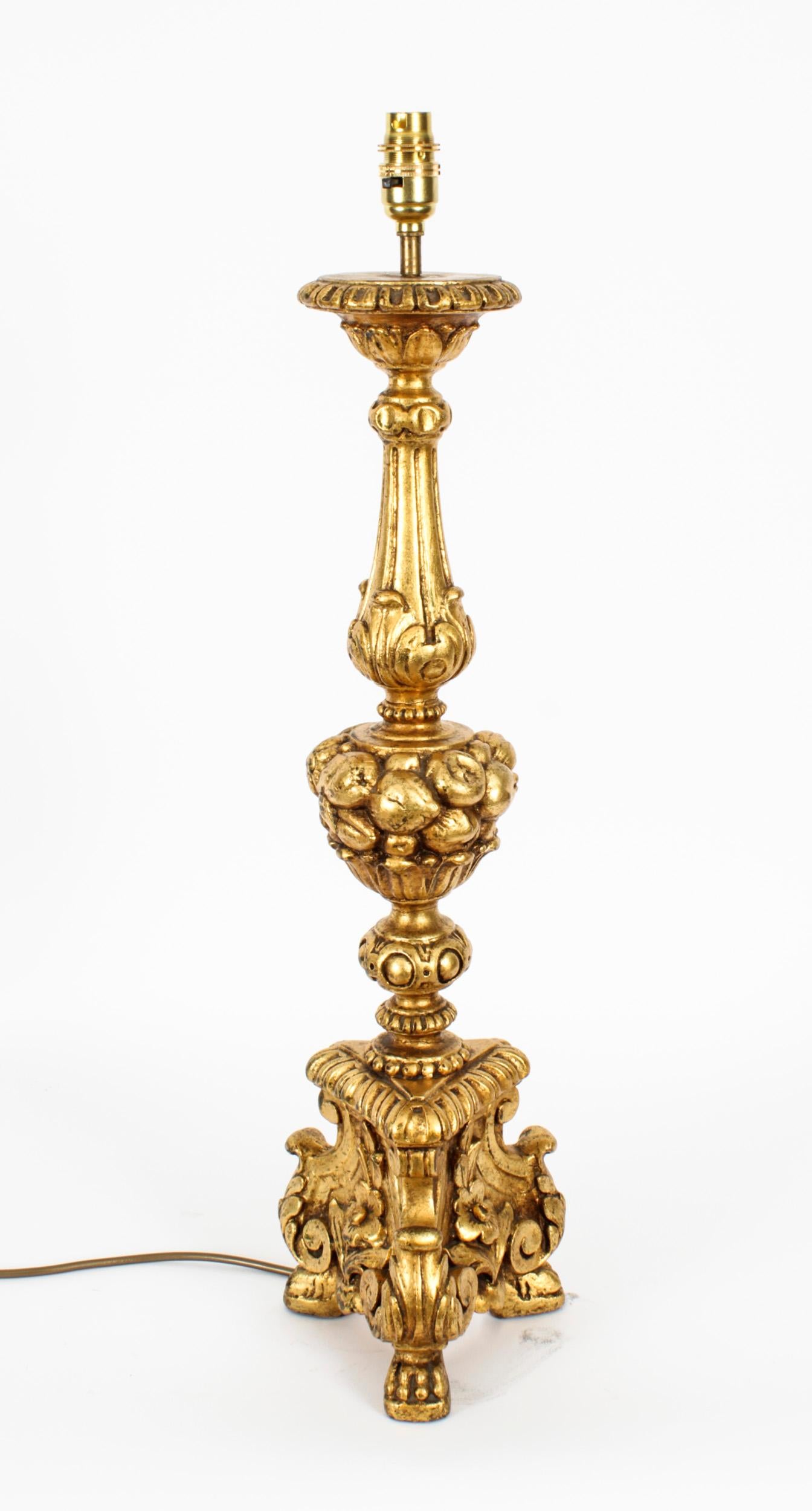 This is a splendid and large vintage Italian gilded Baroque table lamp, mid 20th century in date.
 
This opulent table lamp features candle head with a stem decorated with classical ornate foliage in the form of splendid acanthus leaves and fruit