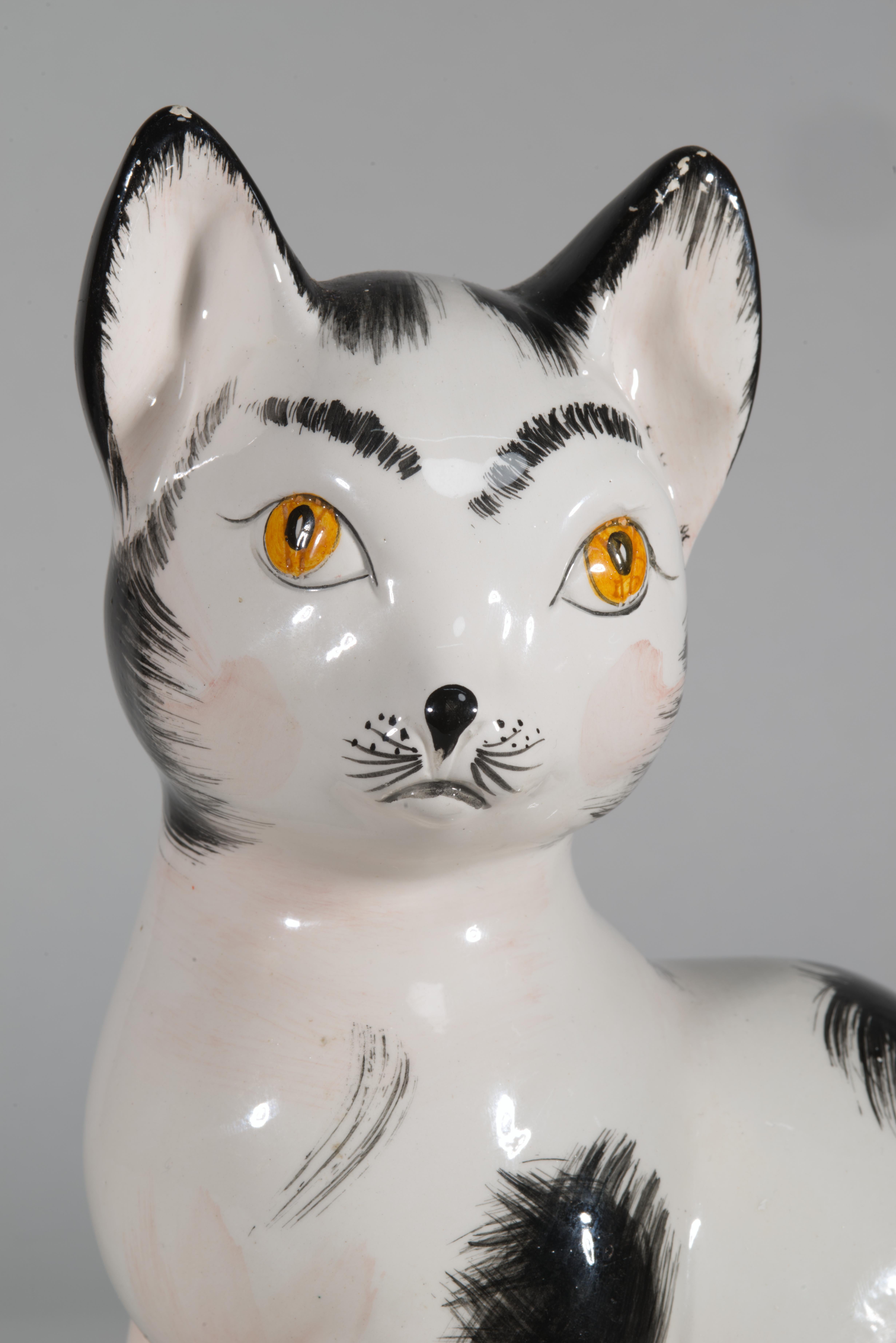 Mid-Century moderno Grande statuetta di gatto seduto in ceramica maiolica italiana d'epoca in vendita