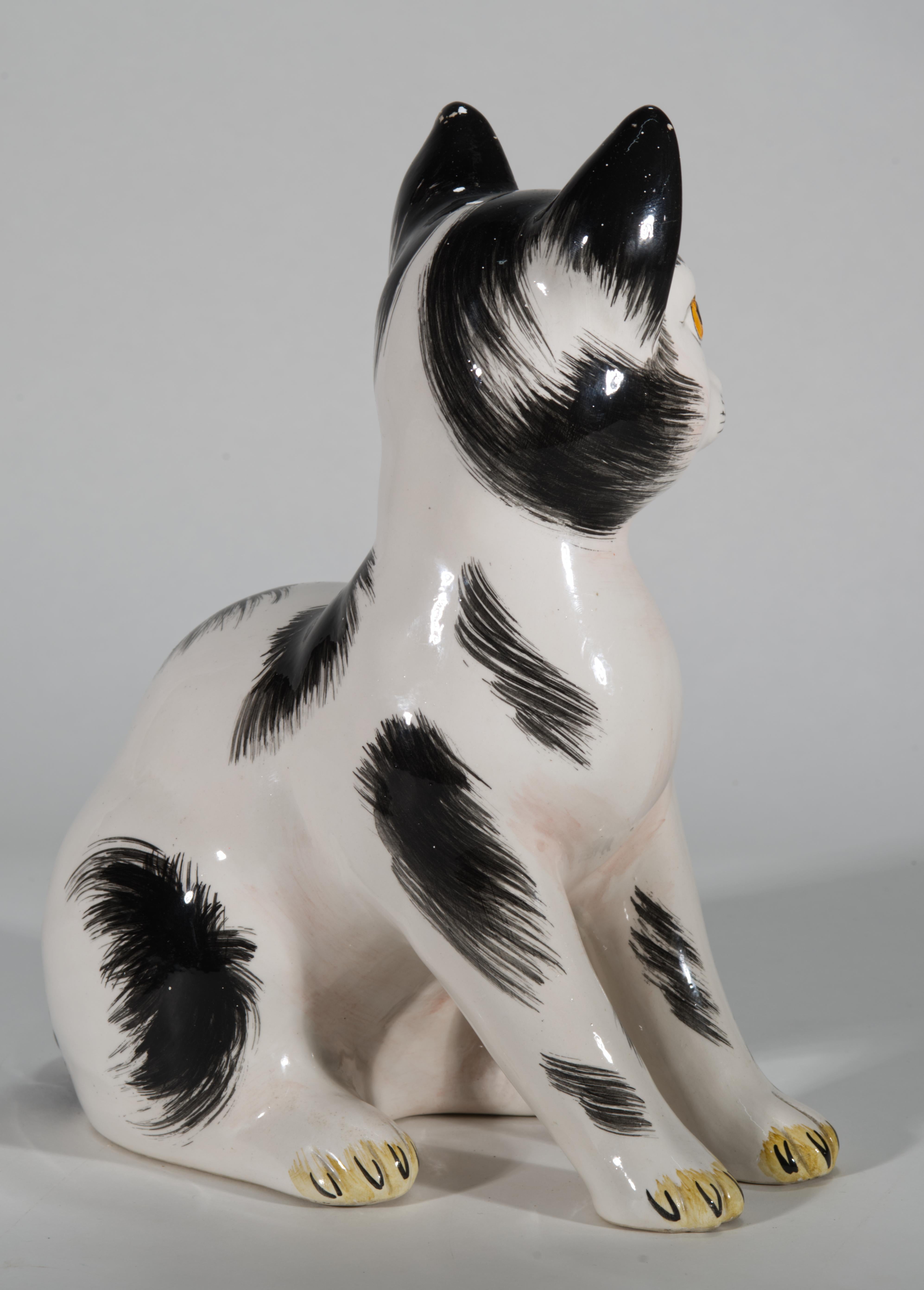 Ceramica Grande statuetta di gatto seduto in ceramica maiolica italiana d'epoca in vendita
