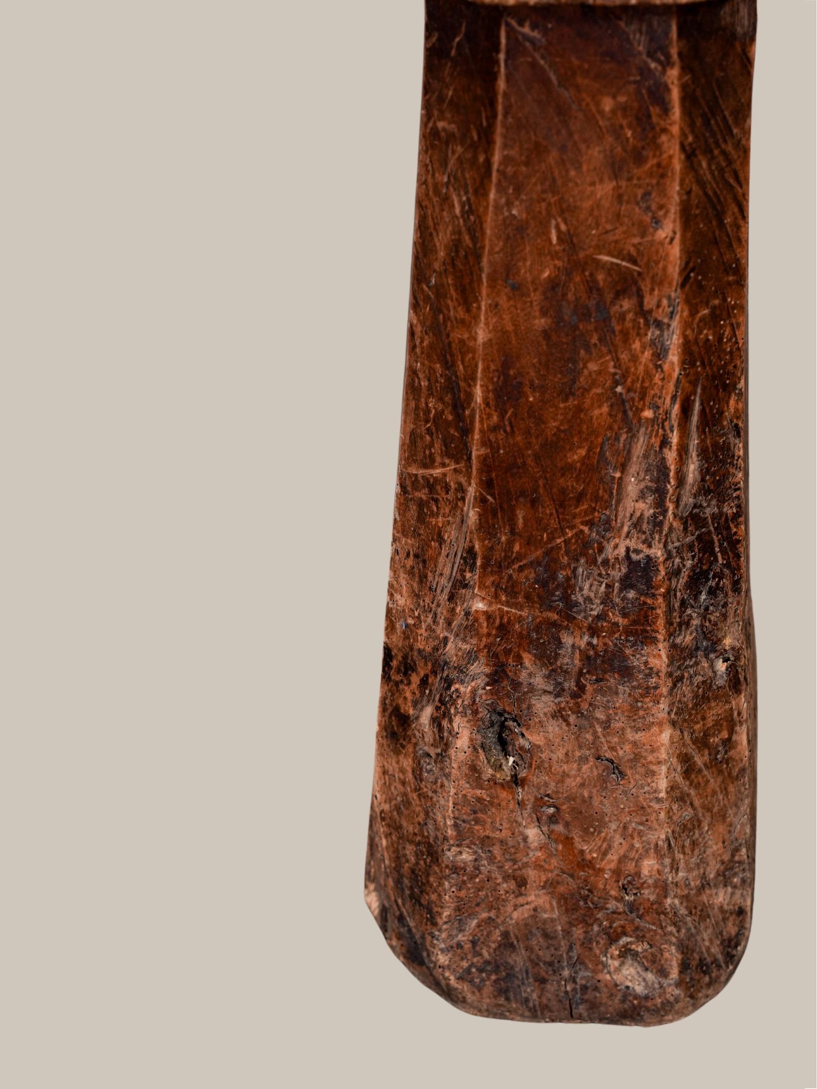 Dieser italienische Mörser aus dem 18. Jahrhundert ist reich an Geschichte und Charakter. Die aus Holz geschnitzte, stark verwitterte Oberfläche zeugt von jahrelangem Gebrauch. Die reiche Patina und die primitive, spitz zulaufende Form machen ihn zu