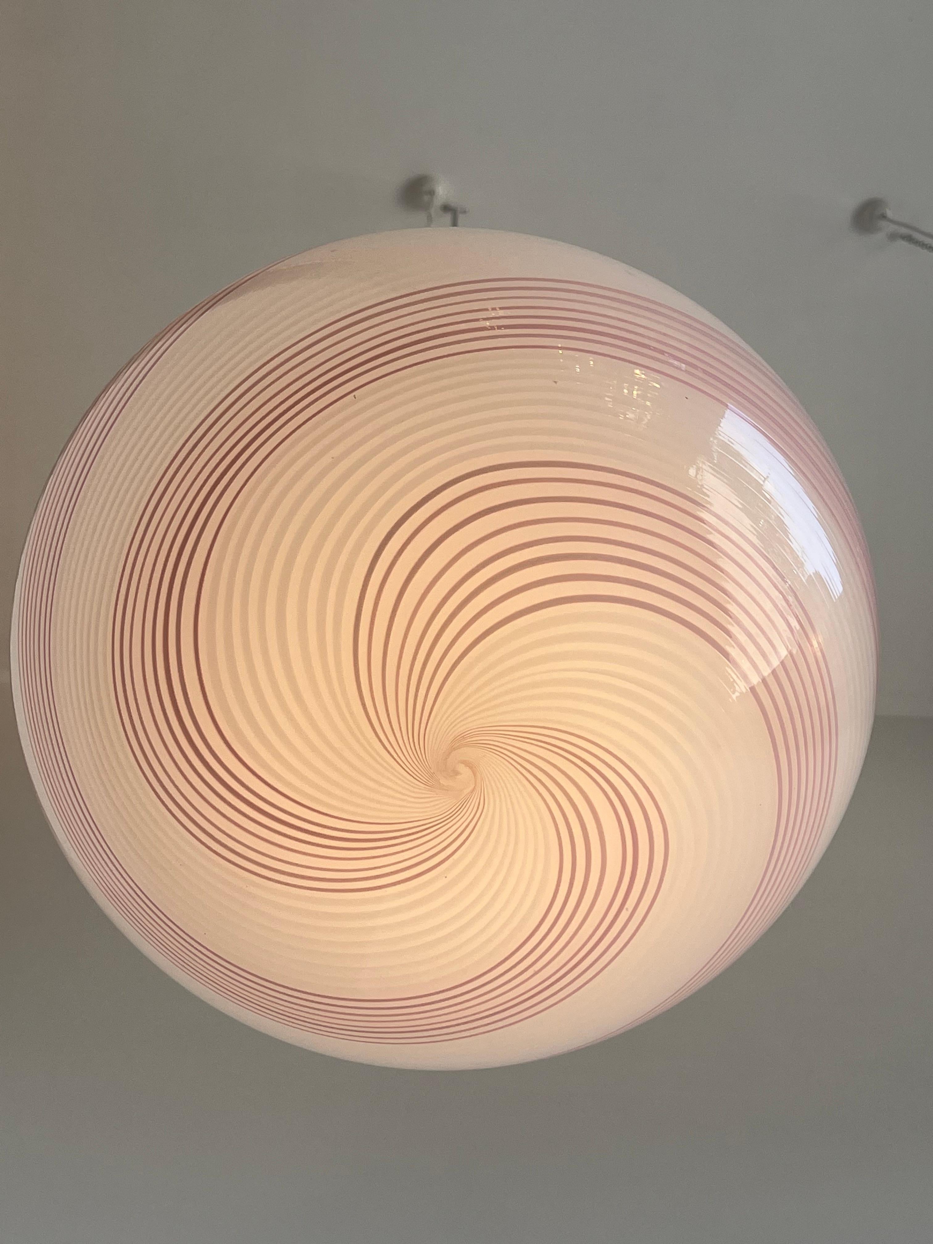 Ère spatiale Venini - Grande lampe pendante italienne en verre de Murano et laiton