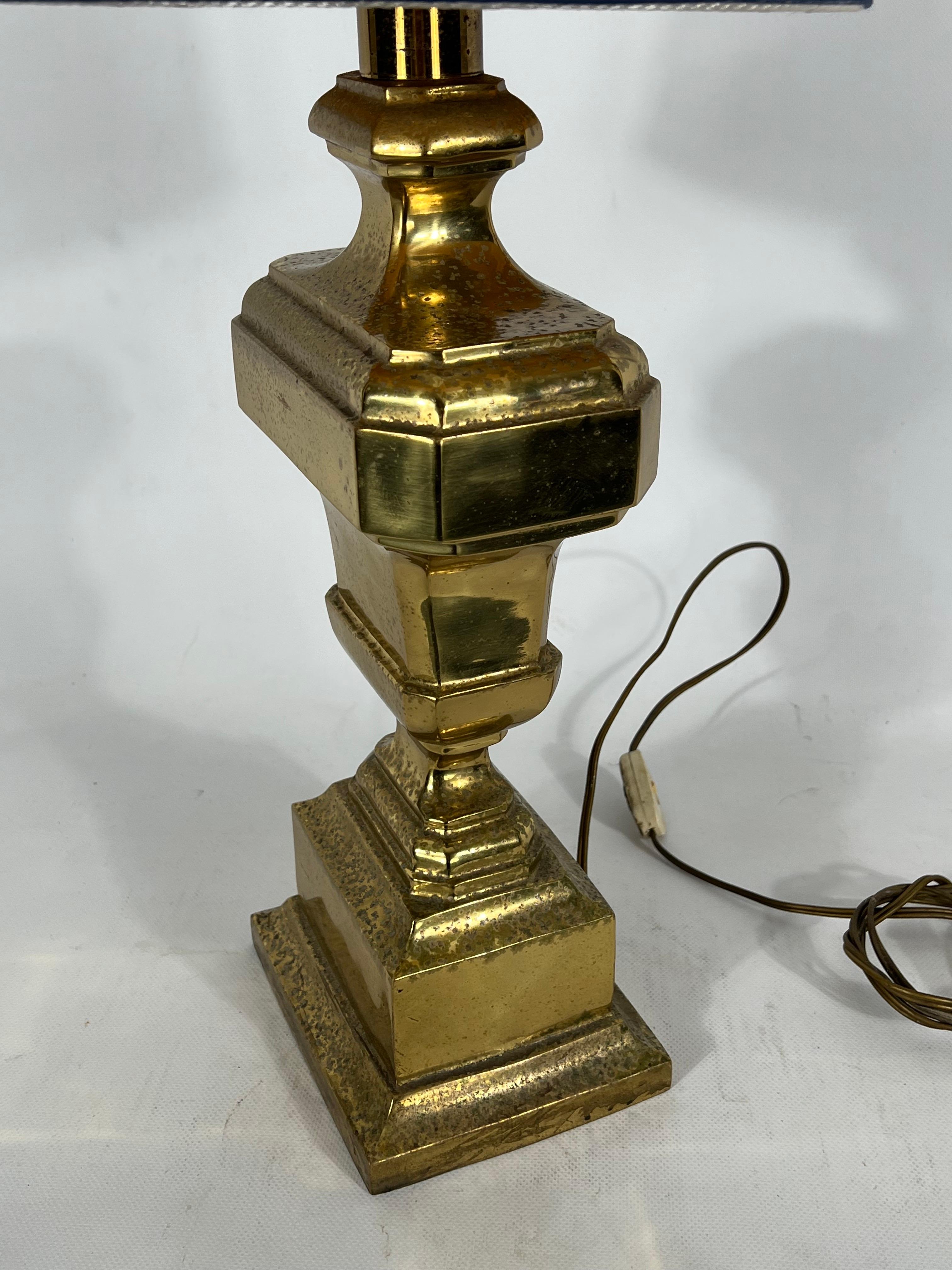 Grande lampe de bureau italienne vintage en laiton massif des années 50 en vente 9