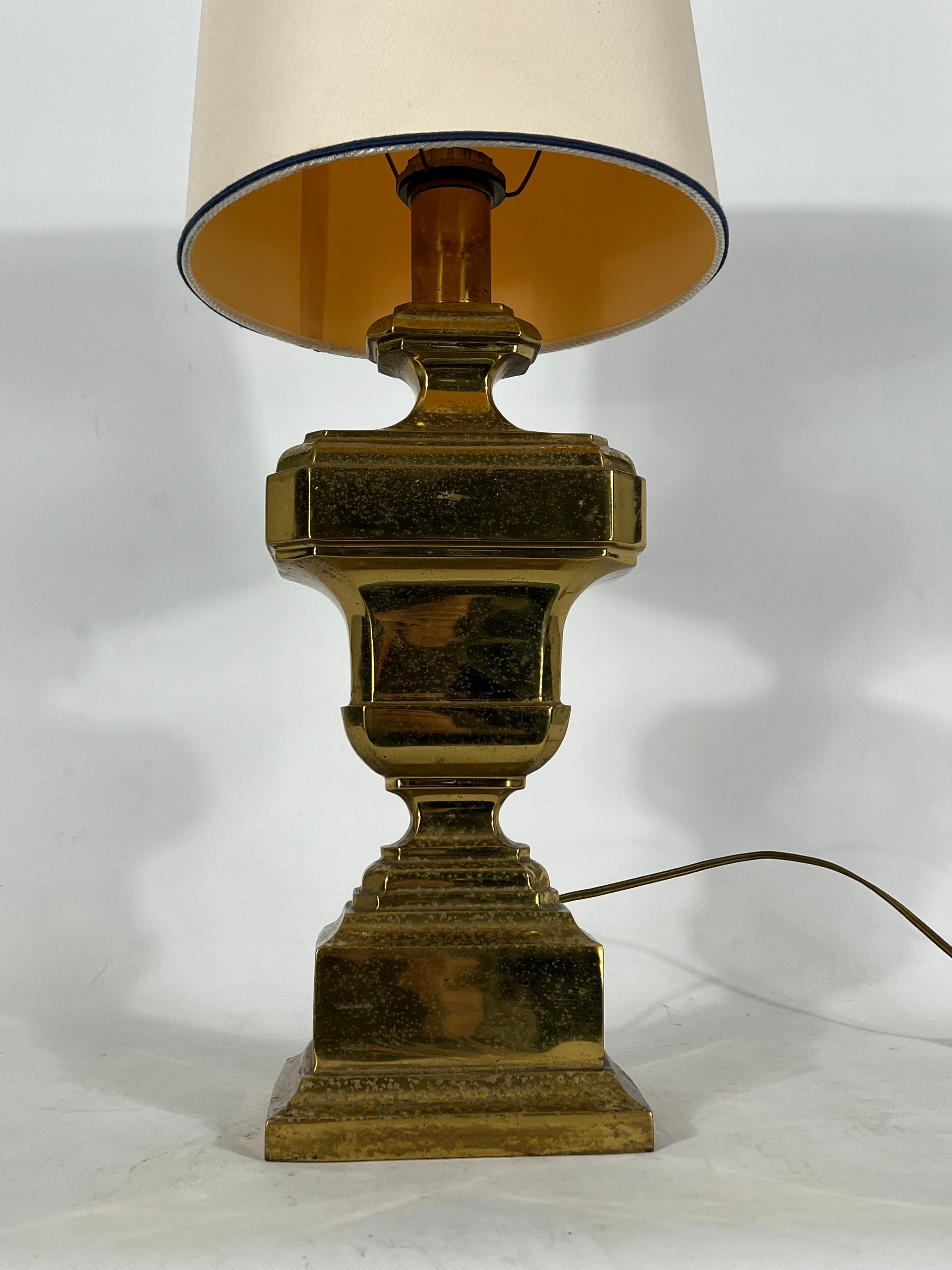 Mid-Century Modern Grande lampe de bureau italienne vintage en laiton massif des années 50 en vente