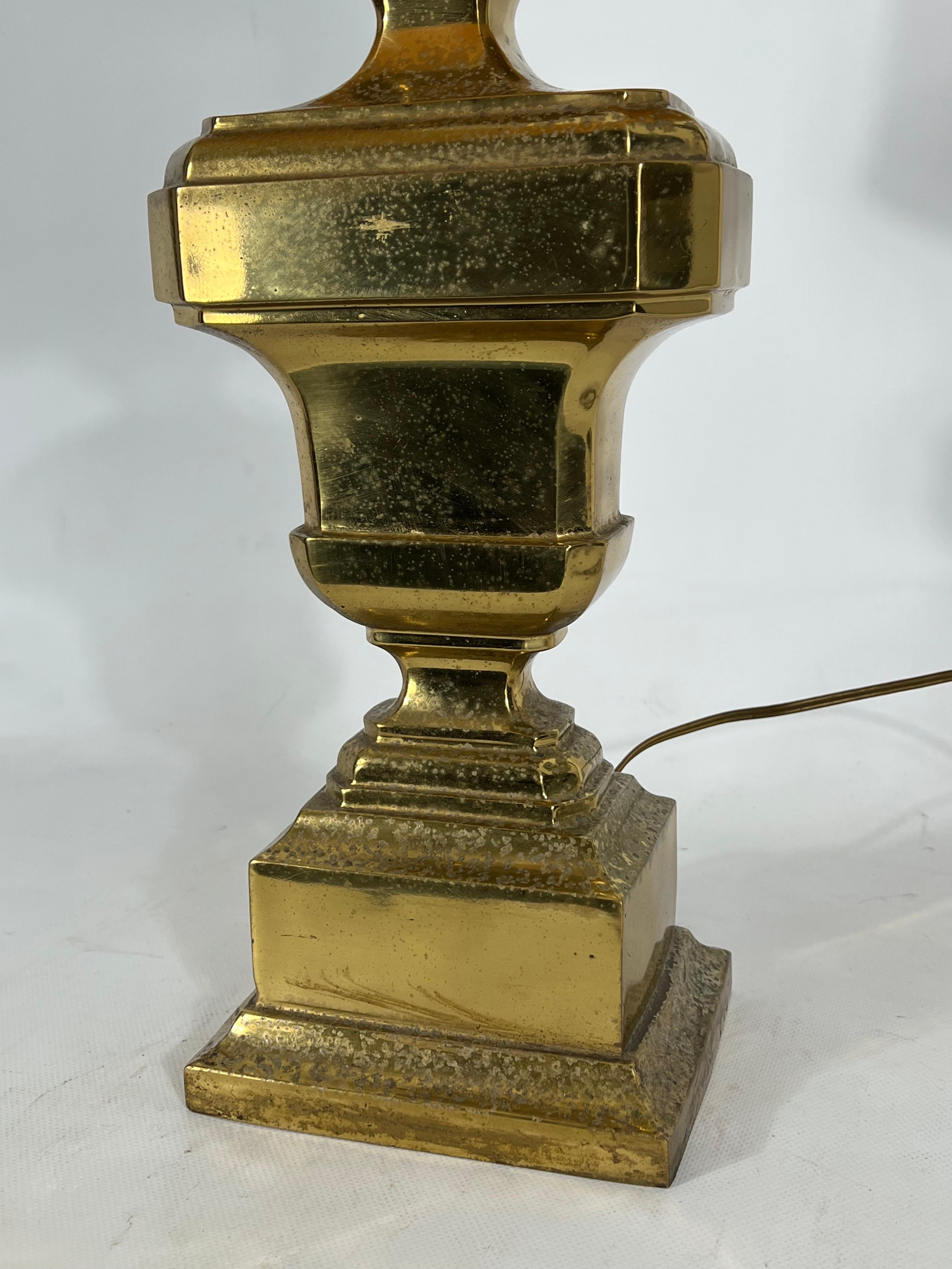 20ième siècle Grande lampe de bureau italienne vintage en laiton massif des années 50 en vente