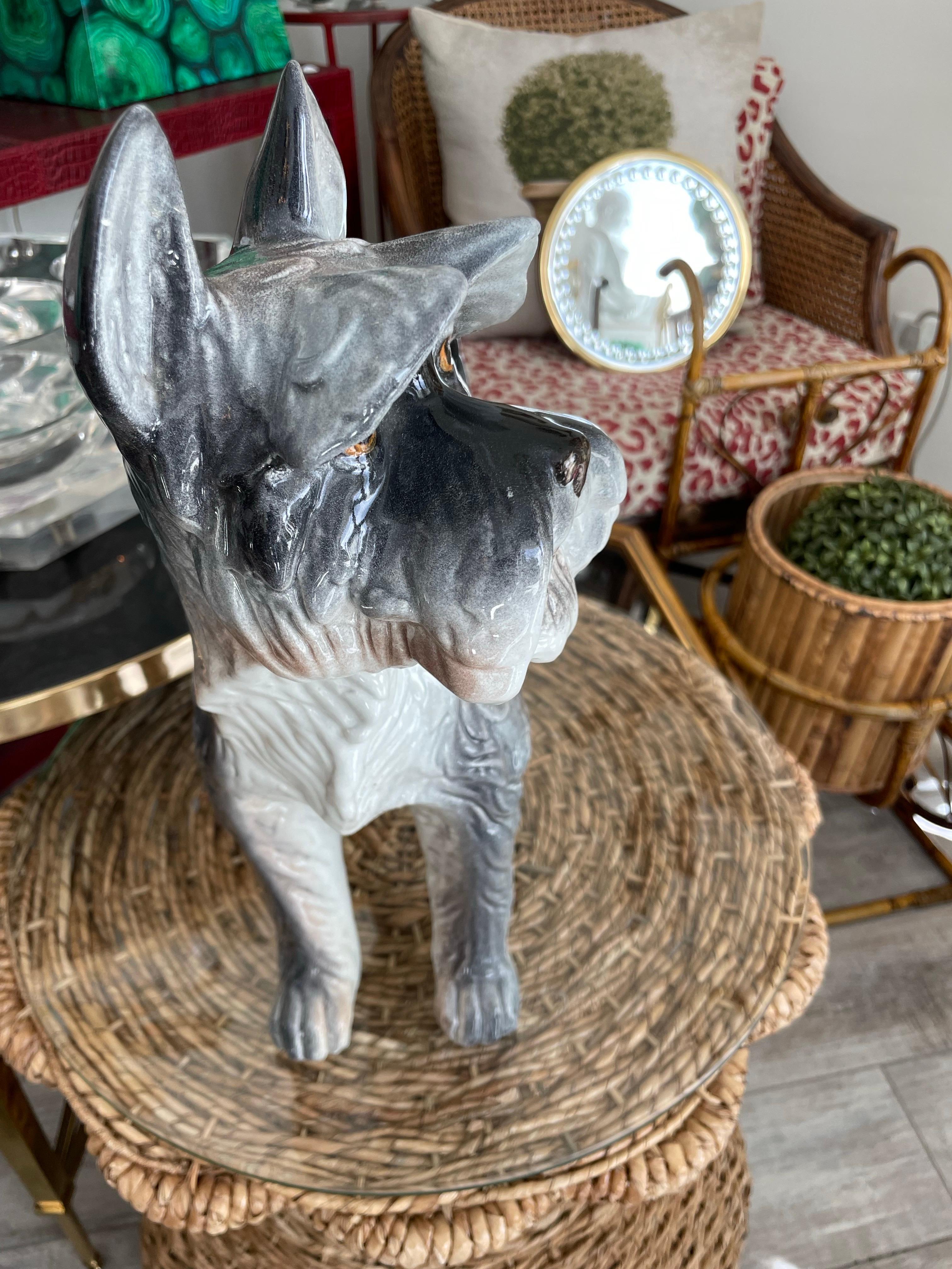 Cucciolo di Schnauzer in porcellana vintage. Questo pezzo è stato realizzato in Italia alla fine del XX secolo. Colorazioni grigie e bianche.