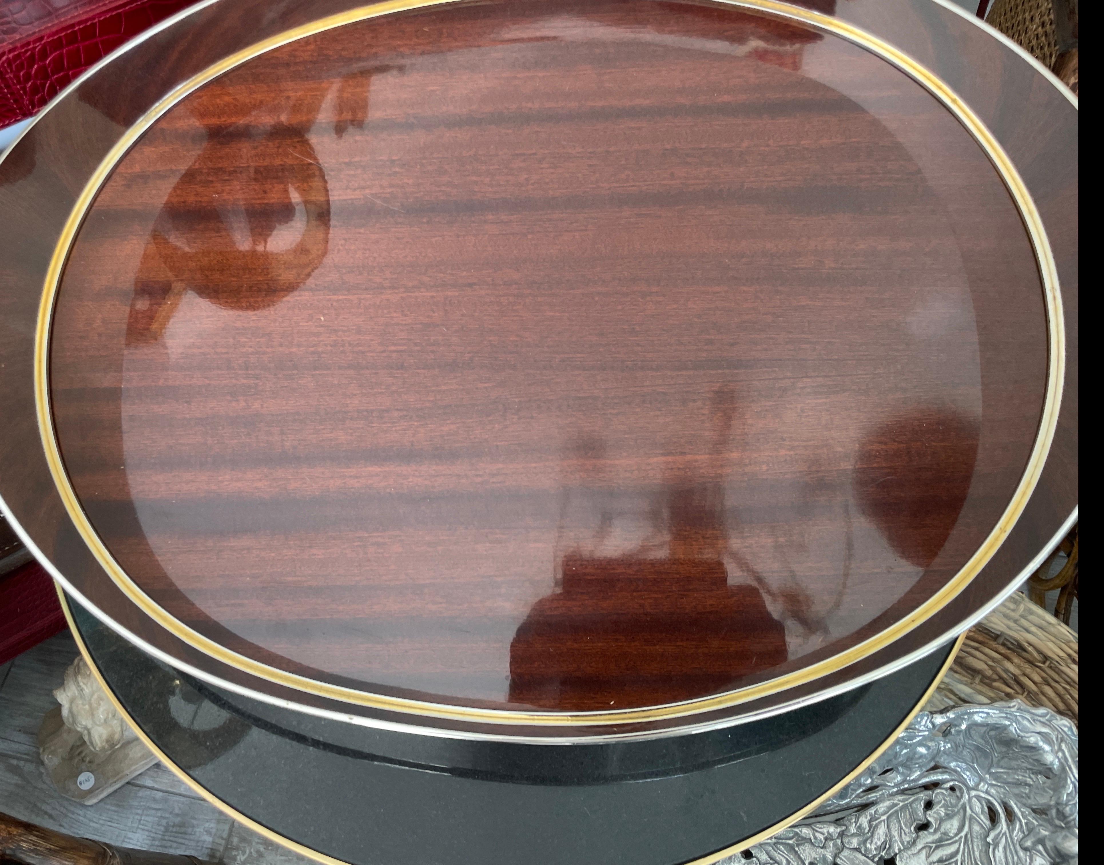 Italienisches Tablett aus lackiertem Holz im neoklassischen Stil mit versilberten Seiten und vergoldeten Widderkopfgriffen. Eine wunderbare Ergänzung für Ihre Bar.