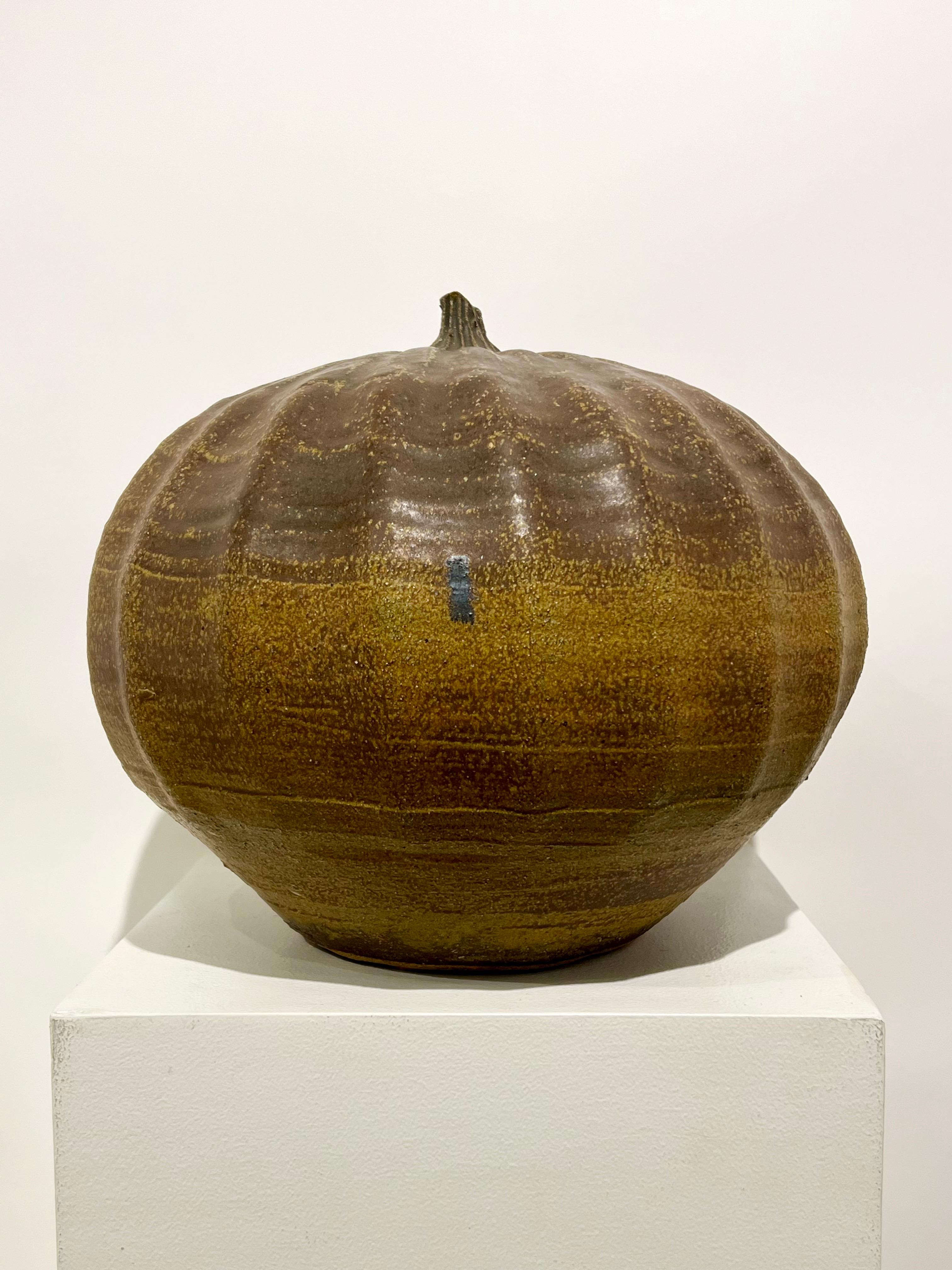 Absolut beeindruckendes japanisches Studio-Keramikgefäß, hergestellt von einem unglaublich talentierten, unbekannten Kunsthandwerker in den 1970er Jahren. Wahrscheinlich wurde sie in einer Holzkiste geliefert. Erstaunliche Form und Glasurarbeit. 