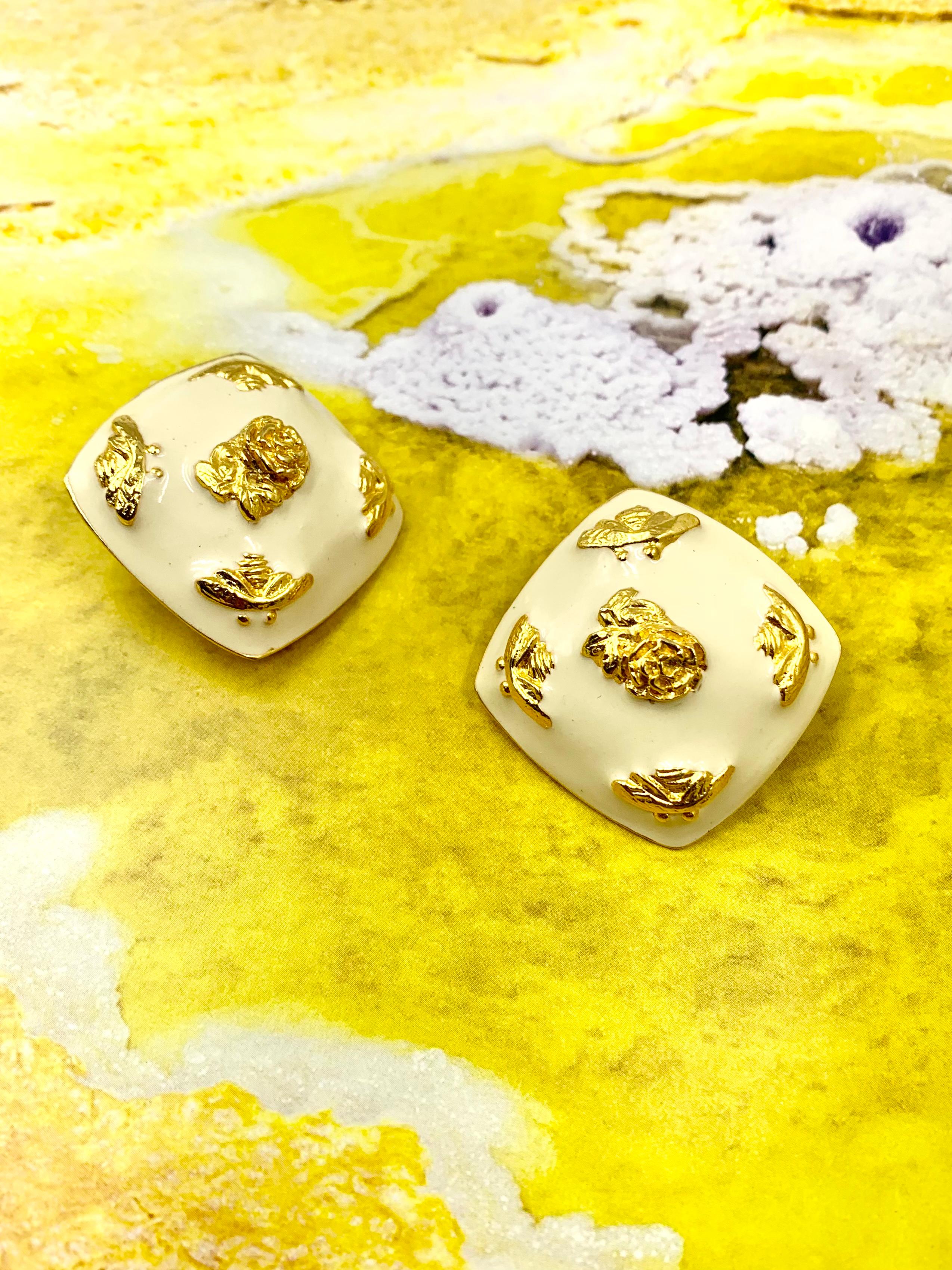 Rare design, glamorous estate KJL rich cream enamel gold plated ear clips with bees and roses motif.
Lovely Spring/Summer accessory for garden aficionados, wedding celebrations, interesting conversation piece.
Excellent condition, great vintage