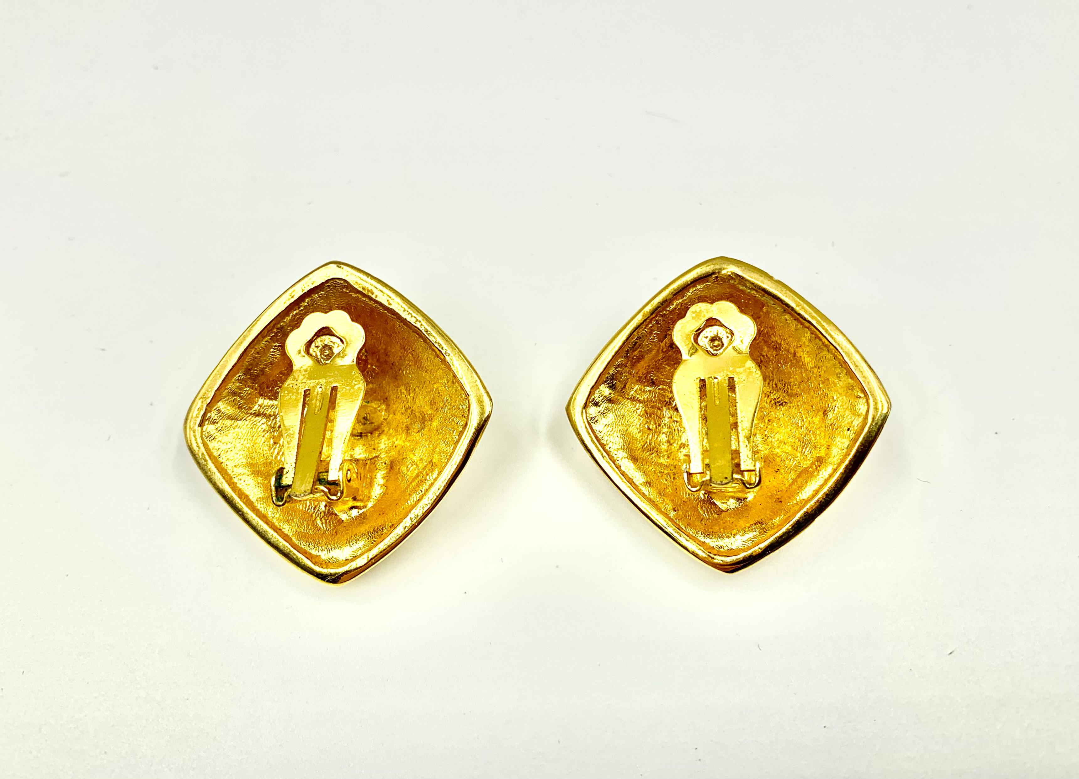 Vintage Large Kenneth Jay Lane Bee and Rose Cream Enamel Earrings, 1980s In Good Condition For Sale In New York, NY
