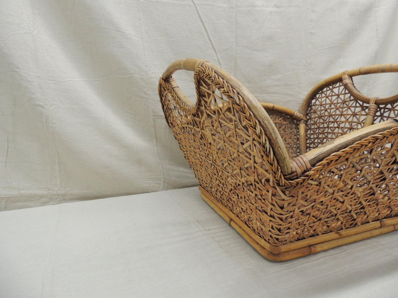 Vintage large laundry bamboo and rattan basket.
(Fits 2 European pillows inside)
Size: 24.5