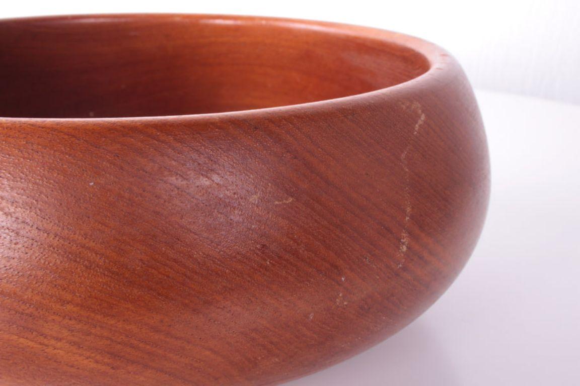 Vintage Large Teak bowl from Denmark, 60s

Danish salad bowl from the sixties with a thick teak edge.

The vintage bowl has a nice warm tint.

This bowl is from Denmark and made in the 1960s.

Additional information:
Dimensions: 25 W x 25 D x 10 H