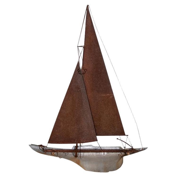 Escultura vintage de velero grande de metal montada en la pared