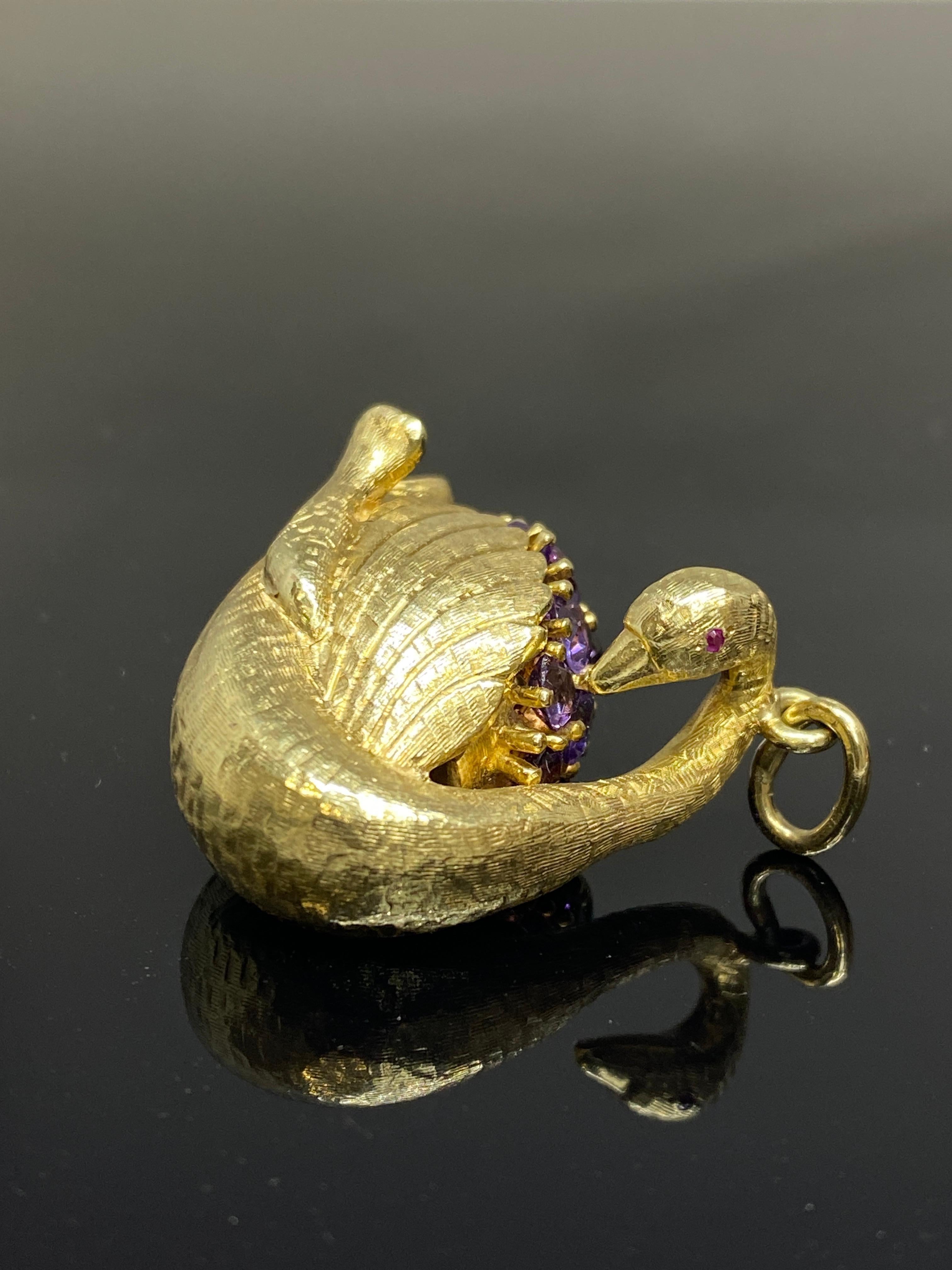 Vintage Large Mid Century 14k Yellow Gold & Amethyst Swan Charm Pendant In Excellent Condition In Bernardsville, NJ