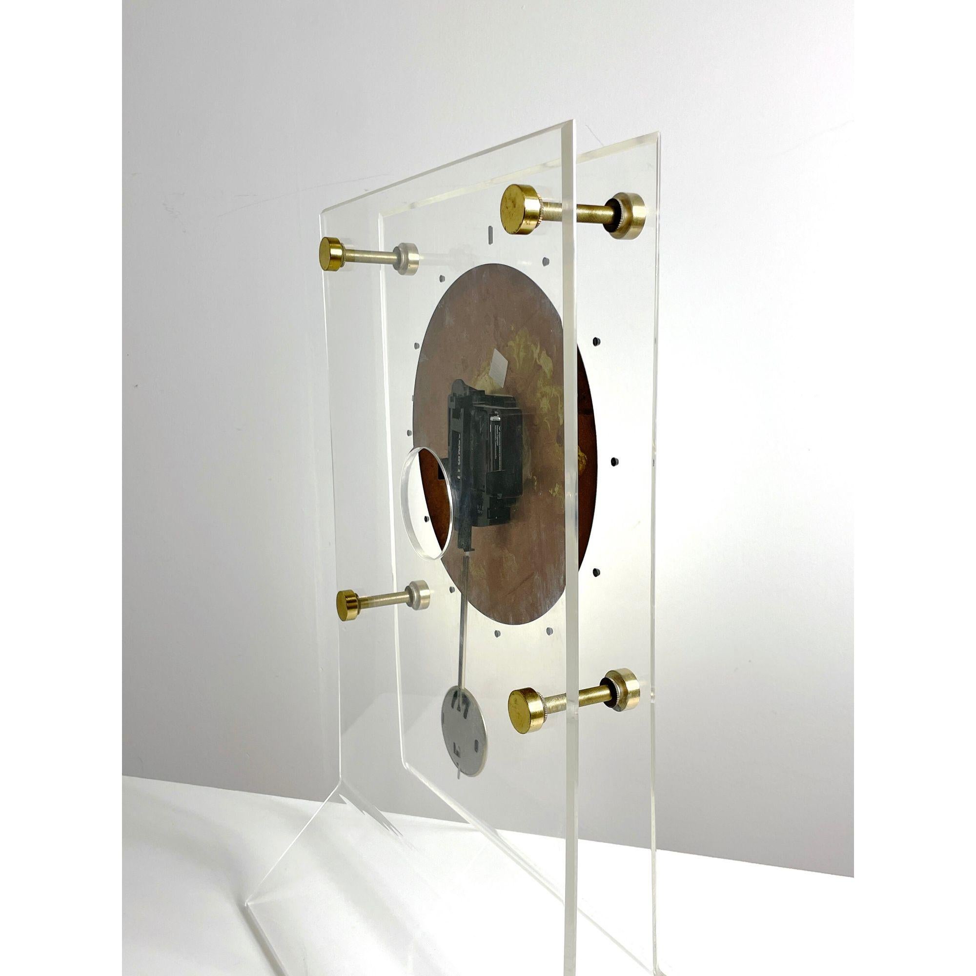 Vintage Large Mid Century Modern Pendulum Mantel Clock in Lucite and Brass 1970s For Sale 3