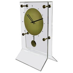 Orologio a pendolo da parete in lucite e ottone, vintage, anni '70