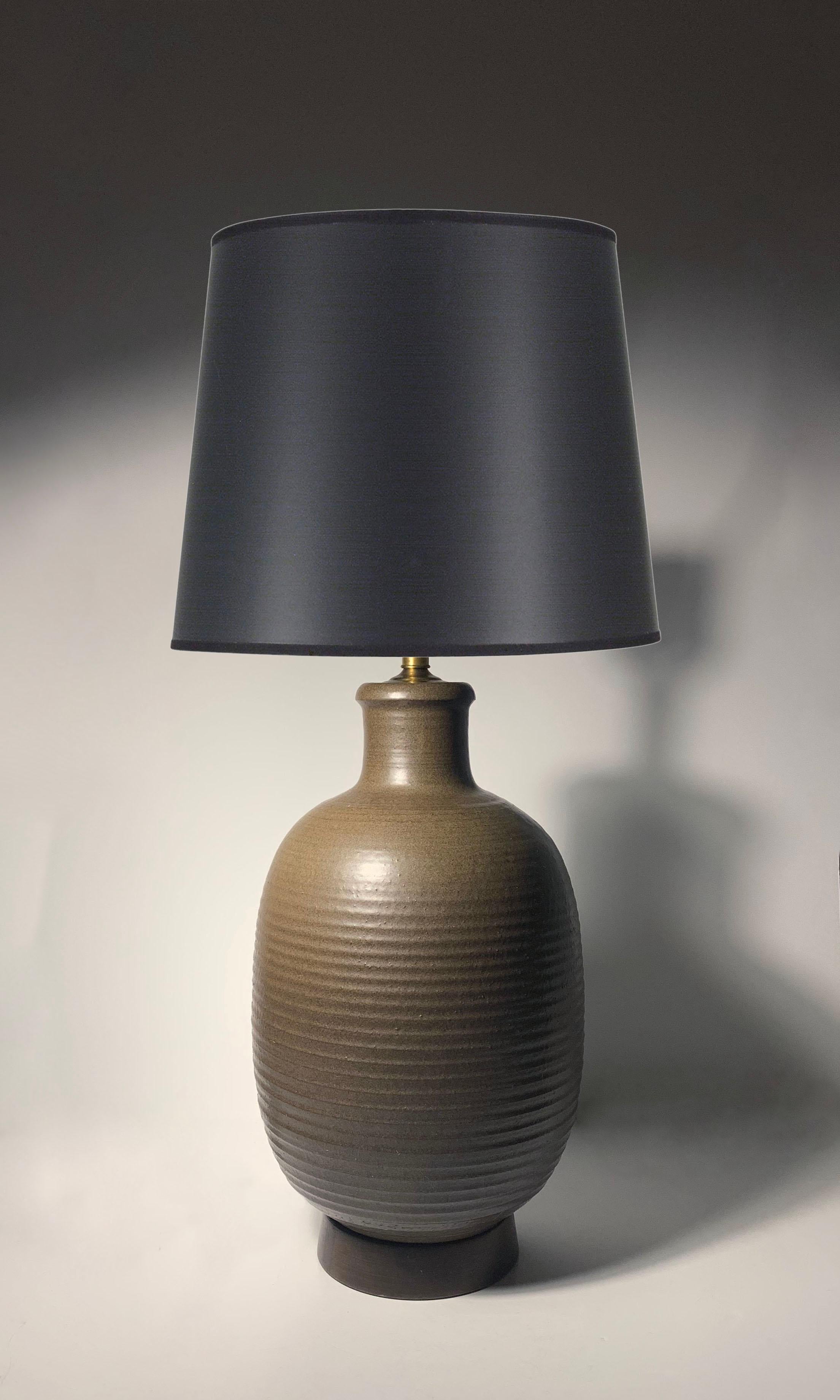 Lampada in ceramica da studio d'epoca della metà del secolo scorso / Bob Kinzie per Affiliated Craftsmen

Bellissimo esempio di studio con l'etichetta Affiliated Craftsmen attaccata allo zoccolo originale

Diametro di circa 11