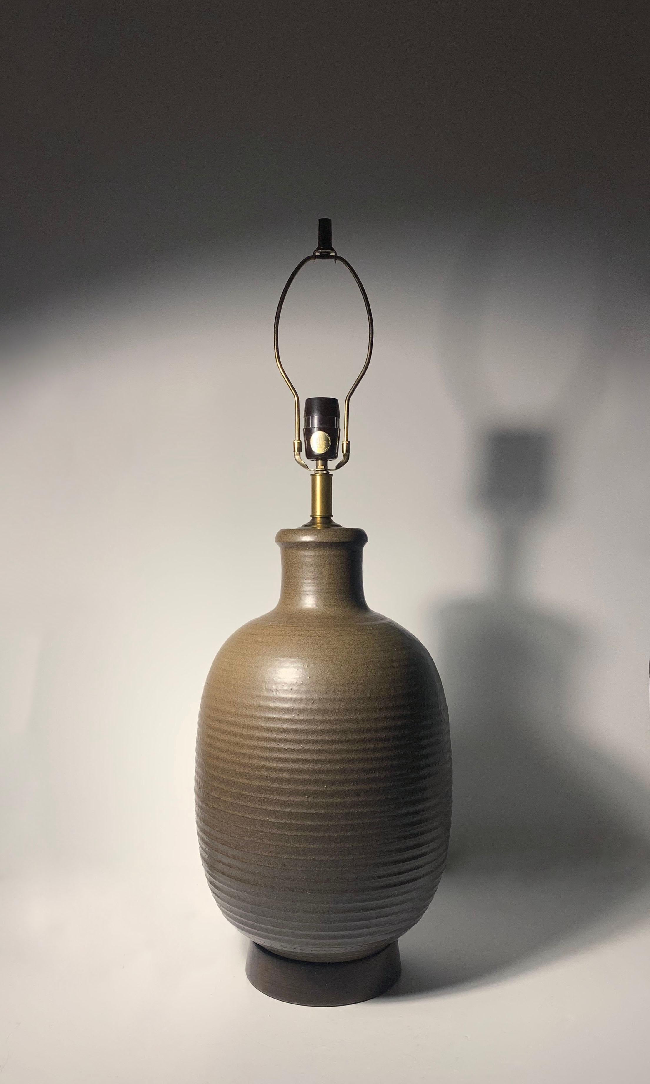 Mid-Century moderno Lampada vintage di grandi dimensioni in ceramica di Studio A / Bob Kinzie Affiliated Craftsmen in vendita